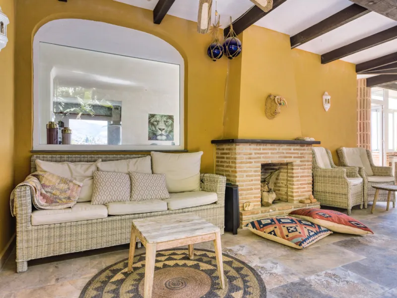 Welcome to this lovely, large villa in Torremuelle. The villa is located on a small hill with amazing views over the coastline and mountains of Benalmadena Costa. The location is just perfect, close to the sea and with excellent communication. You can rea