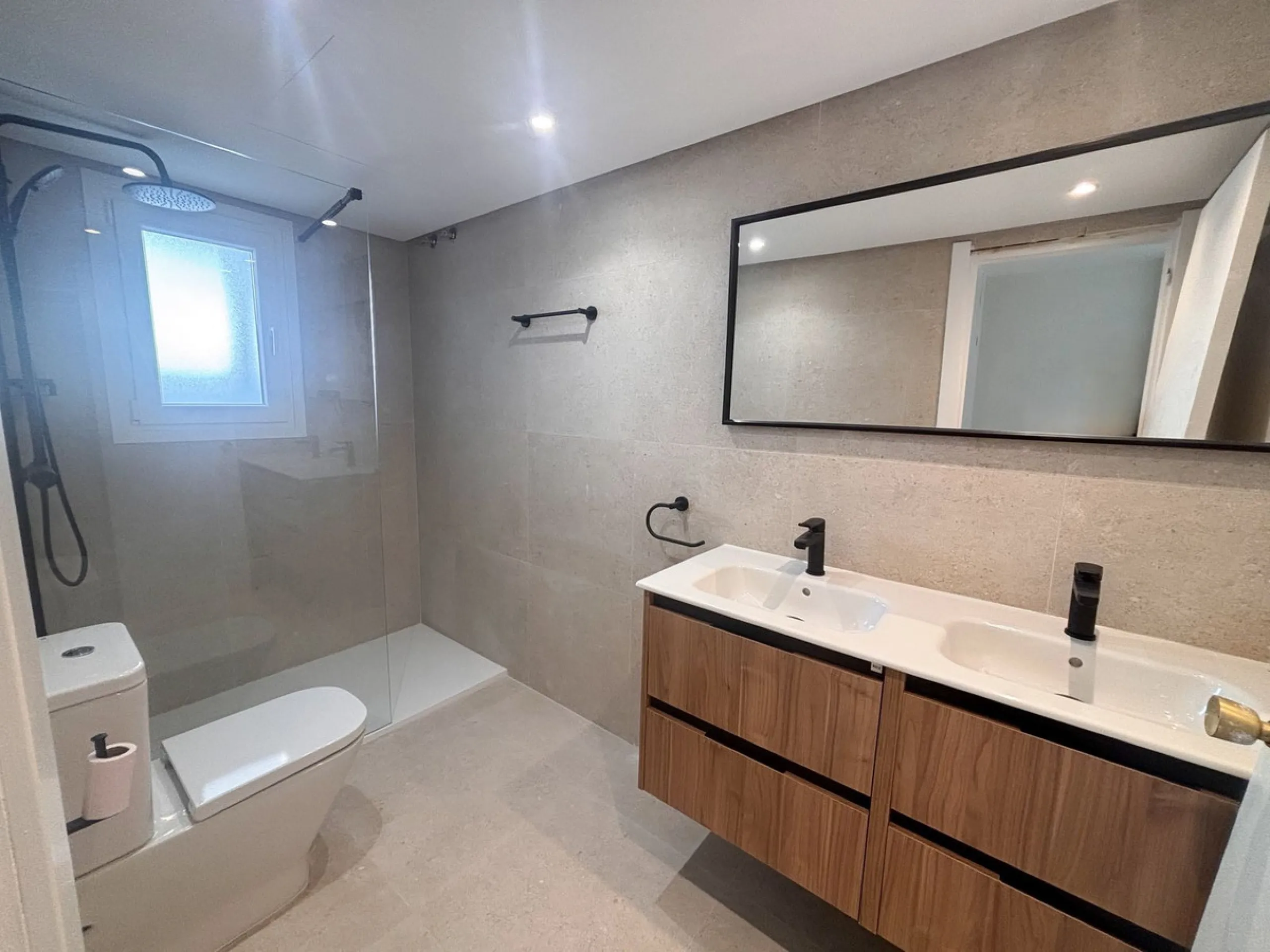 Bright and Modern 3-Bedroom Apartment in Selwo, Estepona