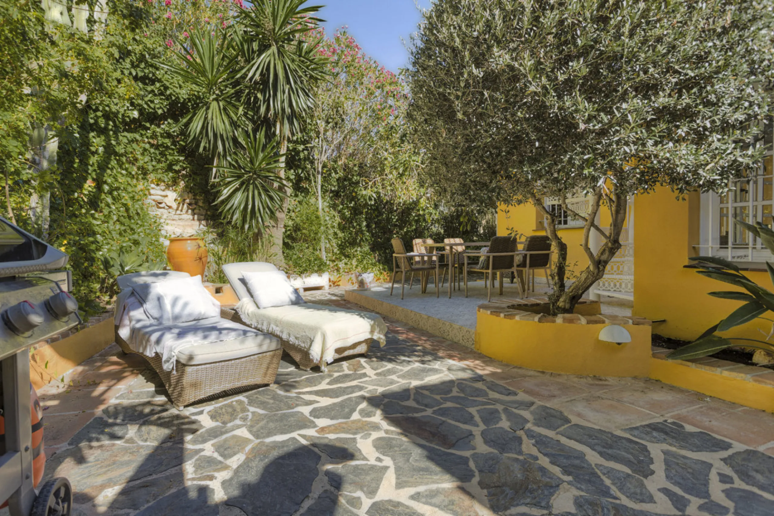 Welcome to this lovely, large villa in Torremuelle. The villa is located on a small hill with amazing views over the coastline and mountains of Benalmadena Costa. The location is just perfect, close to the sea and with excellent communication. You can rea