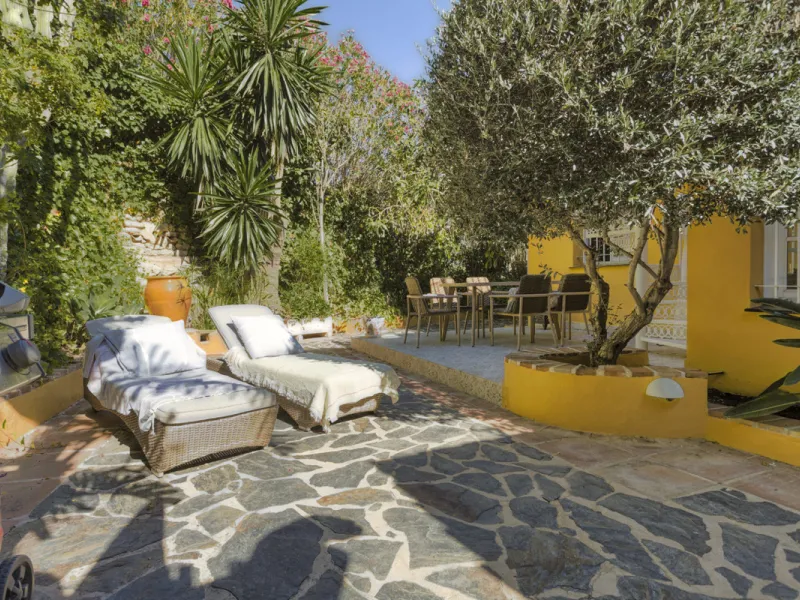 Welcome to this lovely, large villa in Torremuelle. The villa is located on a small hill with amazing views over the coastline and mountains of Benalmadena Costa. The location is just perfect, close to the sea and with excellent communication. You can rea