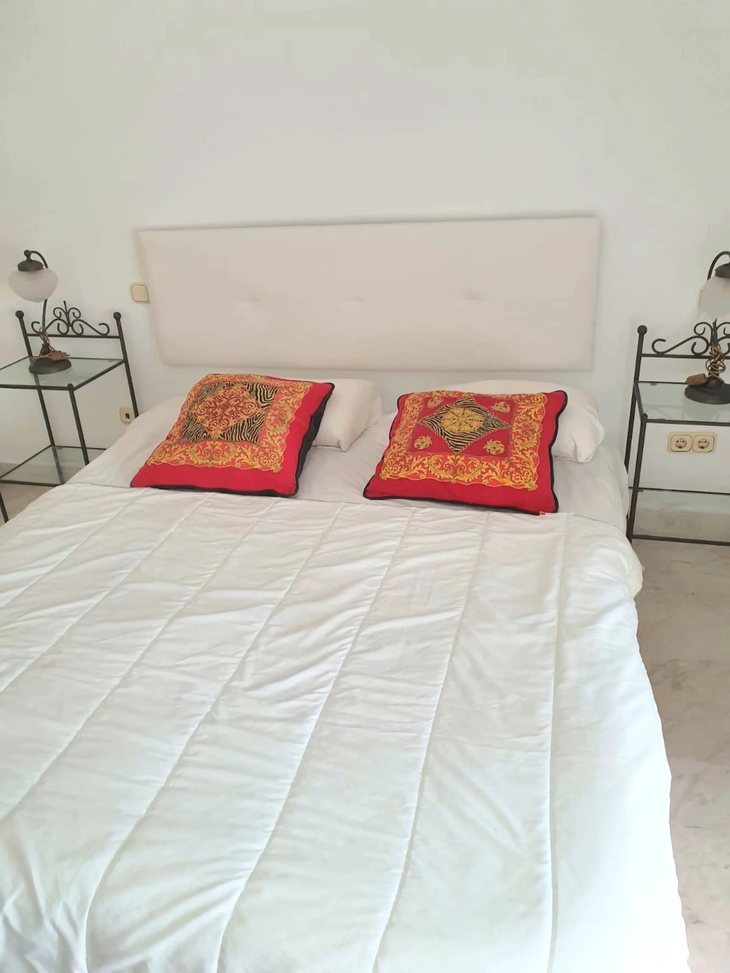 Nice apartment in the heart of Puerto Banus. Close to transport, sandy beach, restaurants and luxury stores such as El Corte Ingles. Apartment is available for rent long or short periods. It has 2 bedrooms (the master bedroom has its own bathroom).
