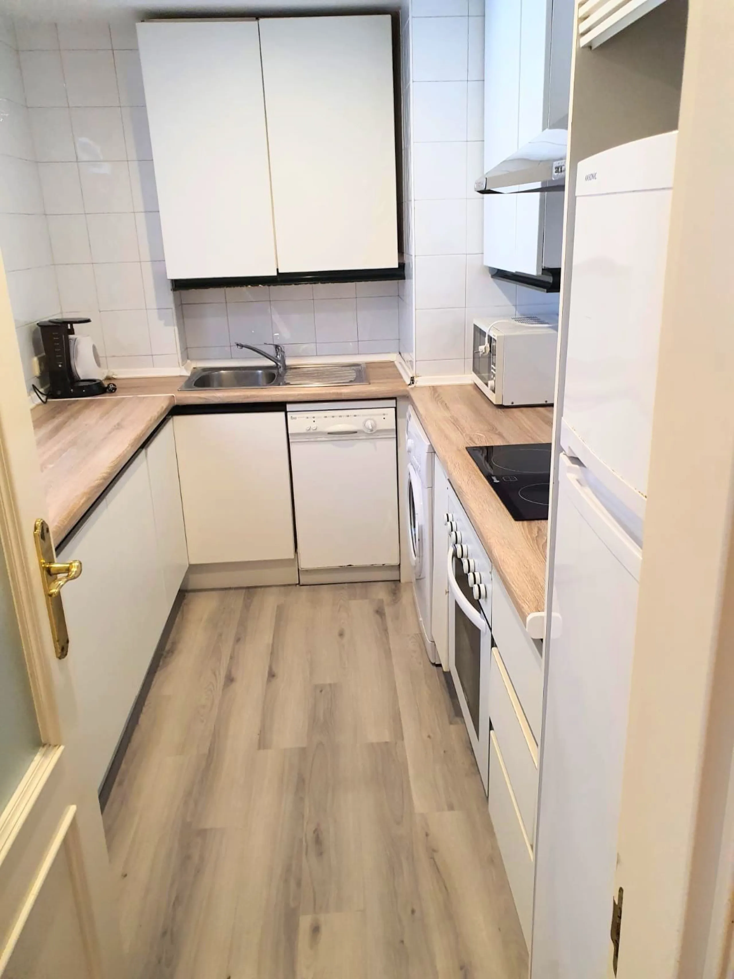 Nice apartment in the heart of Puerto Banus. Close to transport, sandy beach, restaurants and luxury stores such as El Corte Ingles. Apartment is available for rent long or short periods. It has 2 bedrooms (the master bedroom has its own bathroom).