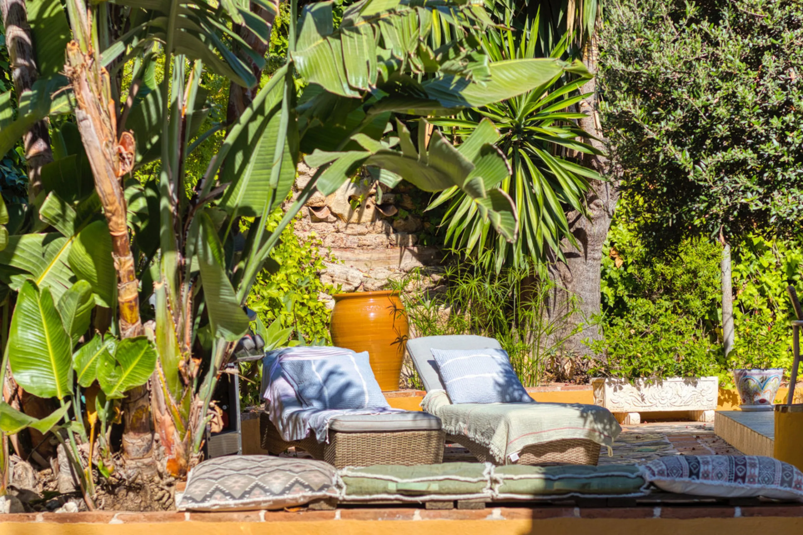 Welcome to this lovely, large villa in Torremuelle. The villa is located on a small hill with amazing views over the coastline and mountains of Benalmadena Costa. The location is just perfect, close to the sea and with excellent communication. You can rea
