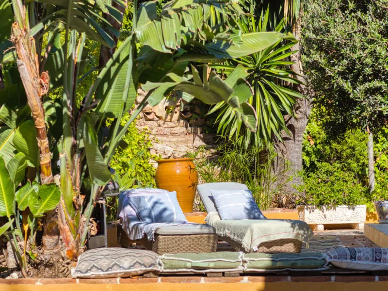 Welcome to this lovely, large villa in Torremuelle. The villa is located on a small hill with amazing views over the coastline and mountains of Benalmadena Costa. The location is just perfect, close to the sea and with excellent communication. You can rea
