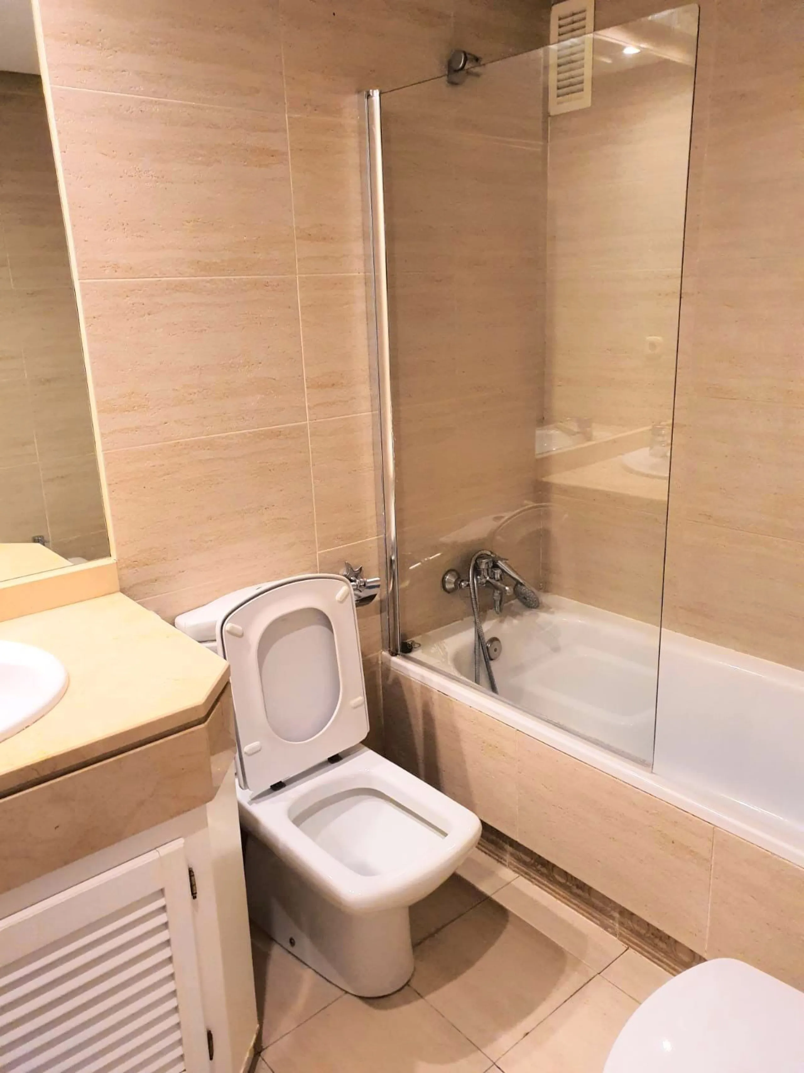 Nice apartment in the heart of Puerto Banus. Close to transport, sandy beach, restaurants and luxury stores such as El Corte Ingles. Apartment is available for rent long or short periods. It has 2 bedrooms (the master bedroom has its own bathroom).