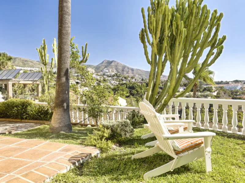 Welcome to this lovely, large villa in Torremuelle. The villa is located on a small hill with amazing views over the coastline and mountains of Benalmadena Costa. The location is just perfect, close to the sea and with excellent communication. You can rea