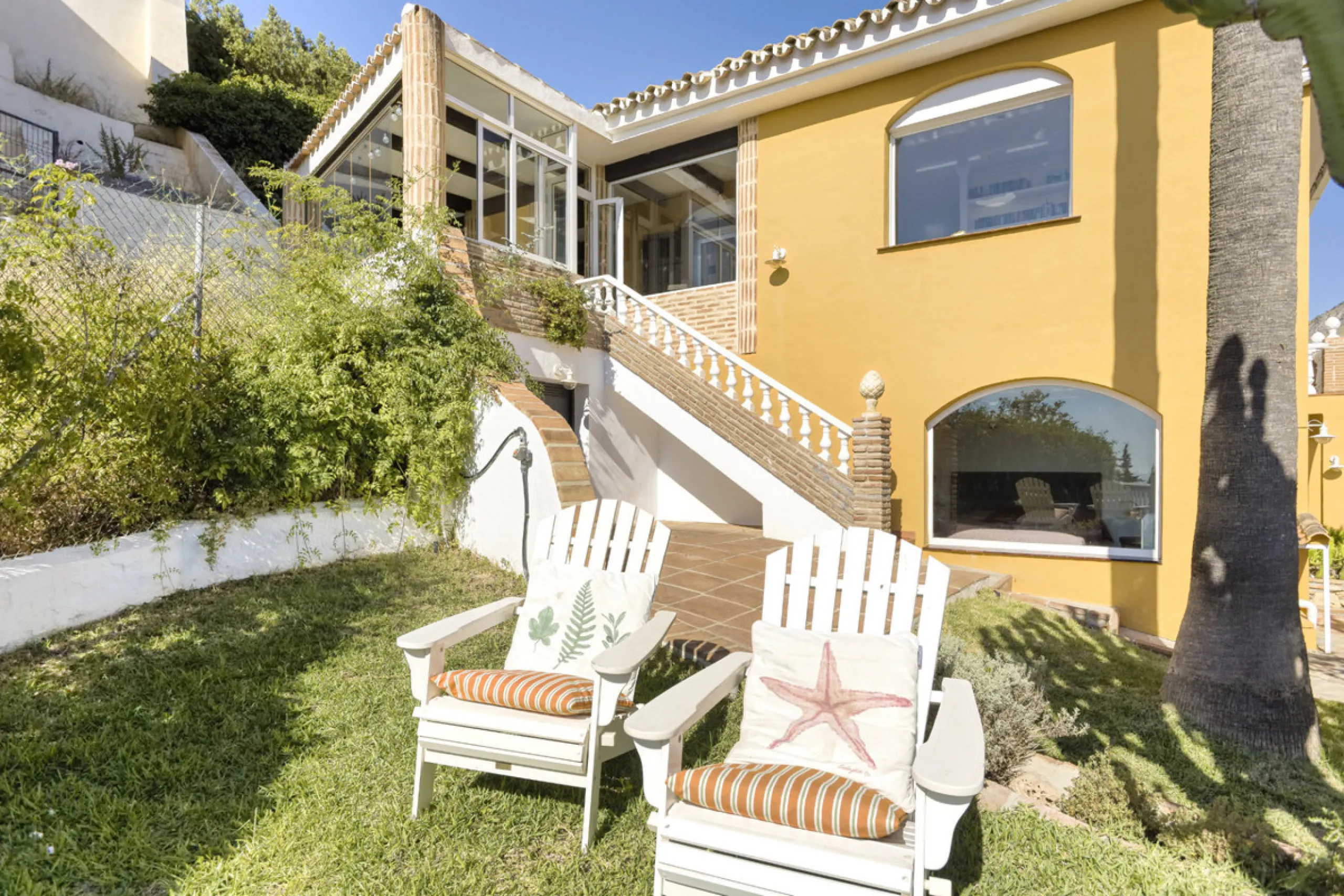 Welcome to this lovely, large villa in Torremuelle. The villa is located on a small hill with amazing views over the coastline and mountains of Benalmadena Costa. The location is just perfect, close to the sea and with excellent communication. You can rea