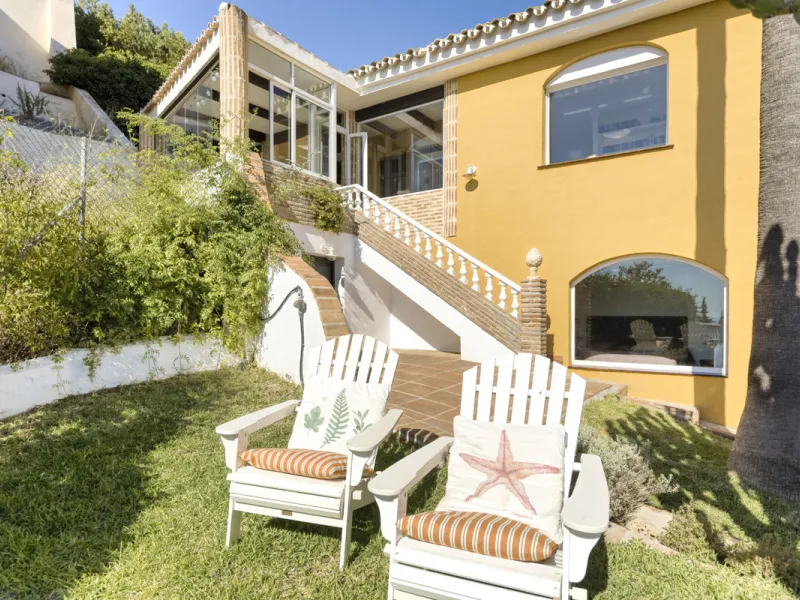 Welcome to this lovely, large villa in Torremuelle. The villa is located on a small hill with amazing views over the coastline and mountains of Benalmadena Costa. The location is just perfect, close to the sea and with excellent communication. You can rea