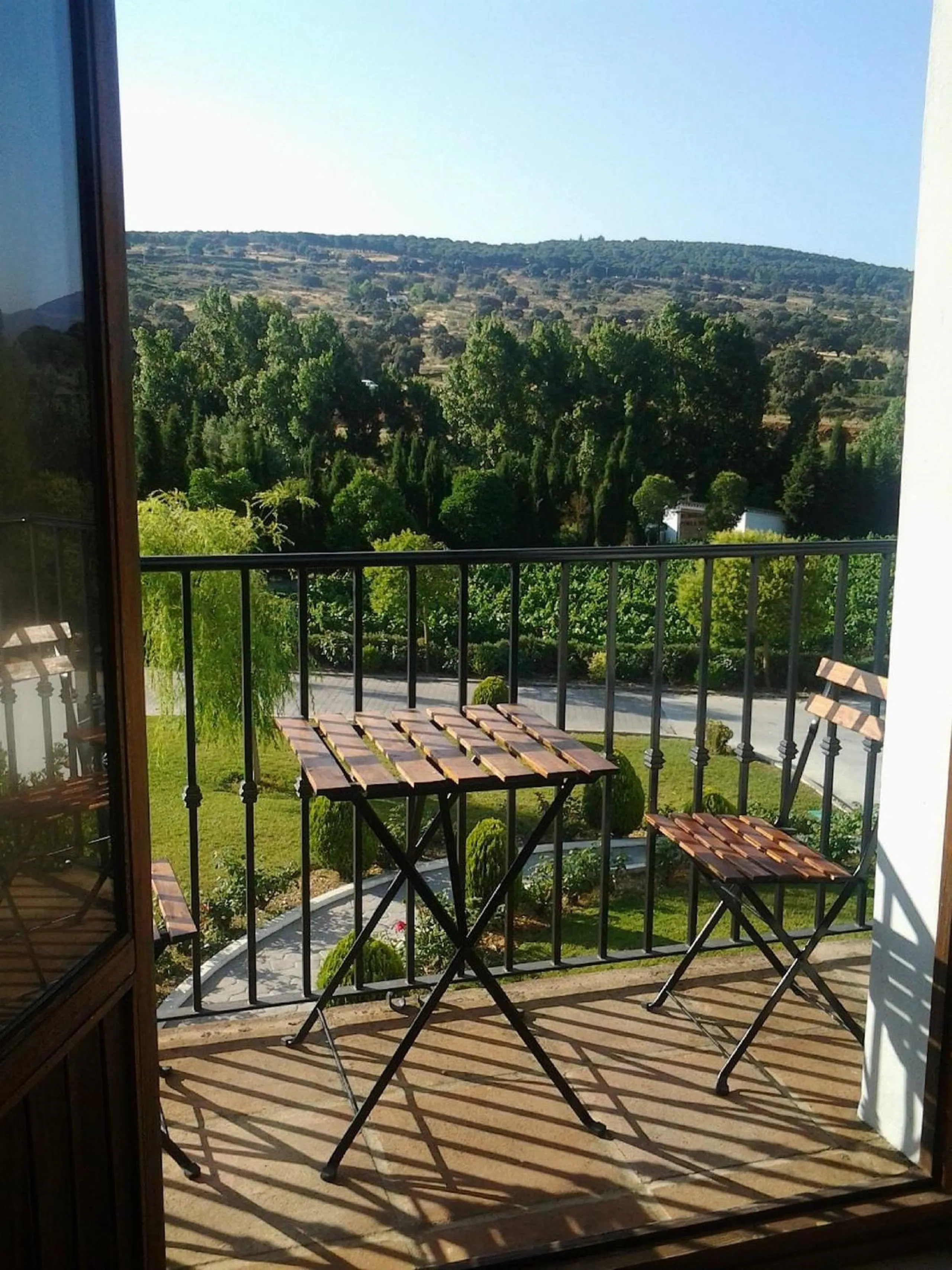 Discover the ultimate Andalusian retreat. A 4-star boutique estate offers a rare blend of historic charm and modern luxury, just 10 minutes from the iconic center of Ronda. This impeccably restored 7-bedroom Cortijo (traditional farmhouse) nestled in the 