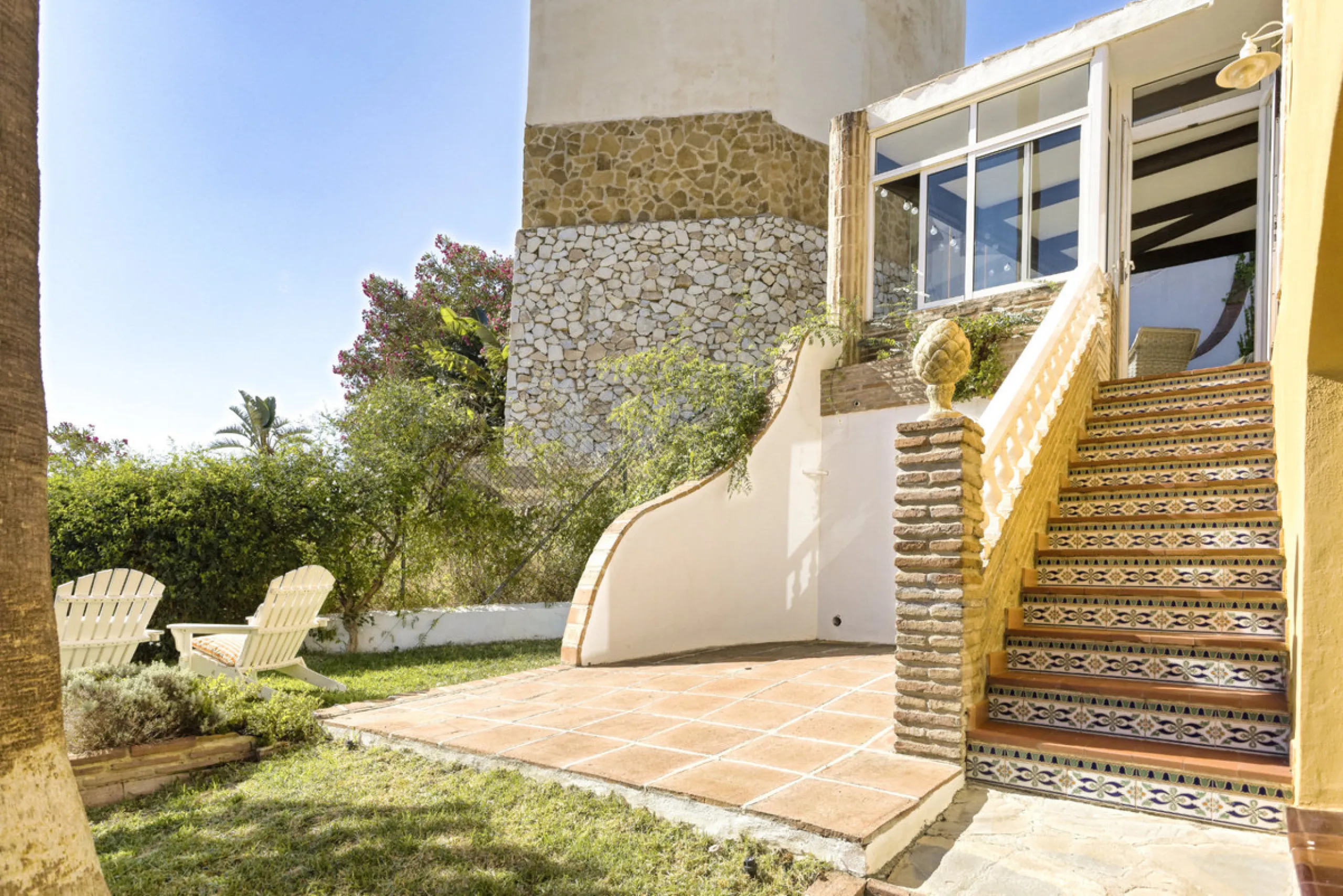 Welcome to this lovely, large villa in Torremuelle. The villa is located on a small hill with amazing views over the coastline and mountains of Benalmadena Costa. The location is just perfect, close to the sea and with excellent communication. You can rea