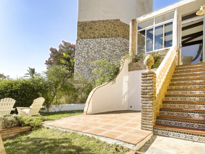 Welcome to this lovely, large villa in Torremuelle. The villa is located on a small hill with amazing views over the coastline and mountains of Benalmadena Costa. The location is just perfect, close to the sea and with excellent communication. You can rea