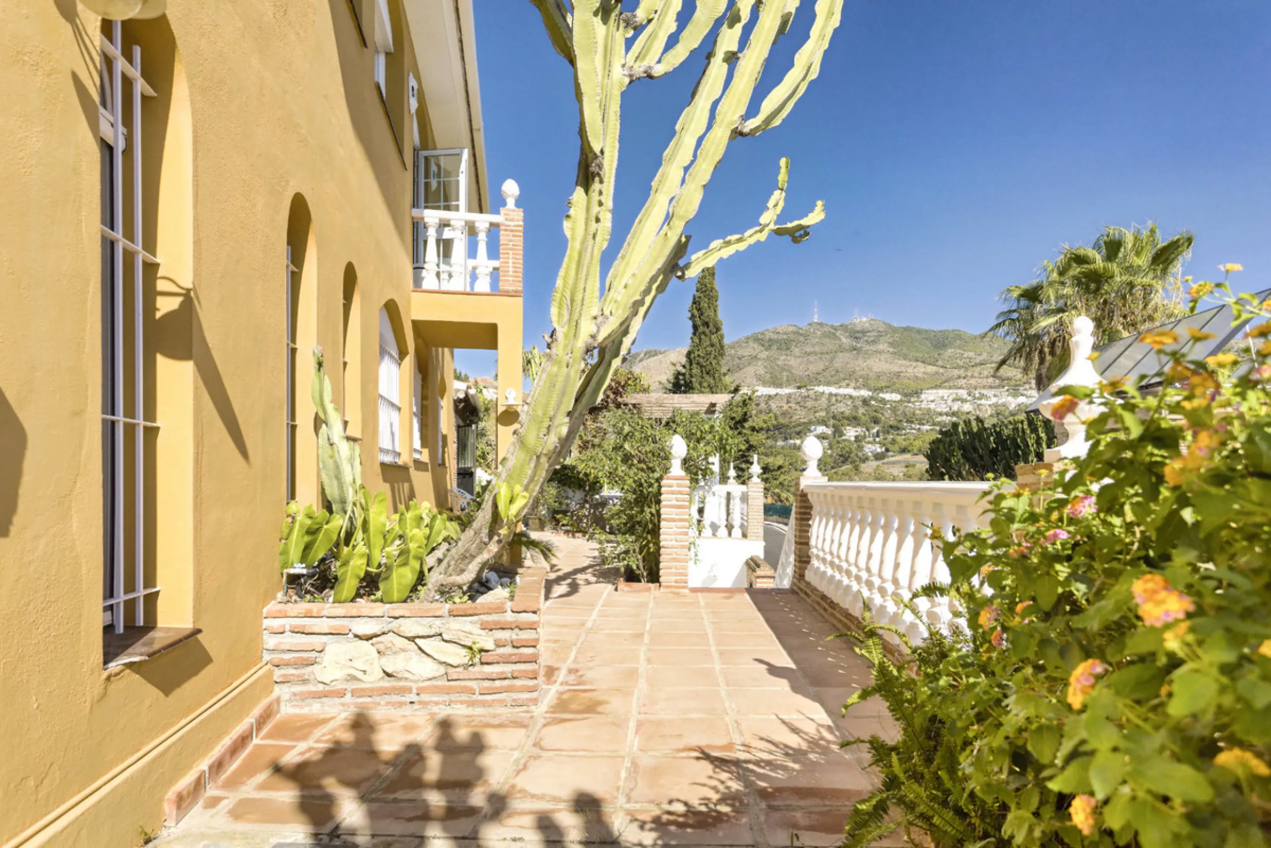 Welcome to this lovely, large villa in Torremuelle. The villa is located on a small hill with amazing views over the coastline and mountains of Benalmadena Costa. The location is just perfect, close to the sea and with excellent communication. You can rea
