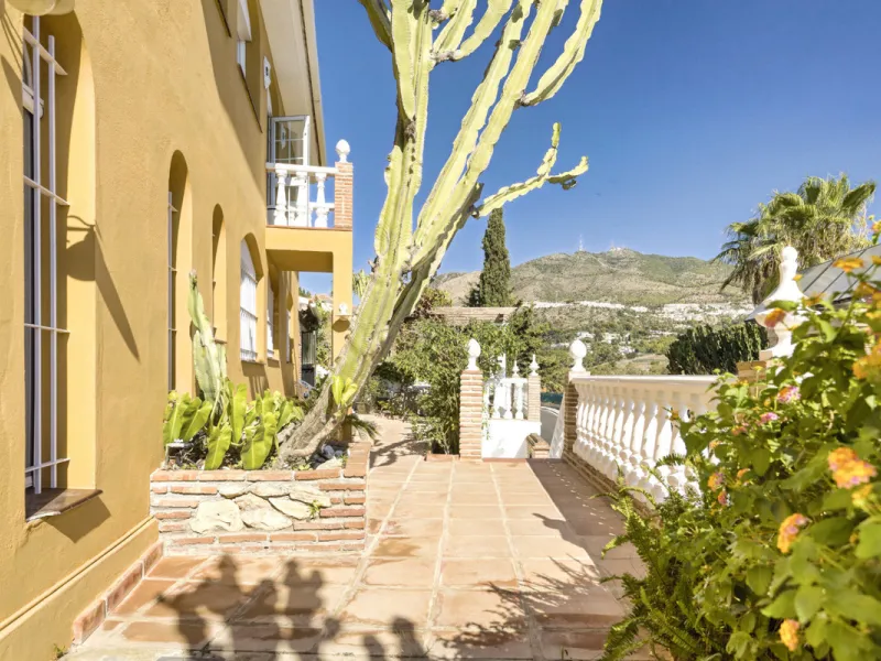 Welcome to this lovely, large villa in Torremuelle. The villa is located on a small hill with amazing views over the coastline and mountains of Benalmadena Costa. The location is just perfect, close to the sea and with excellent communication. You can rea