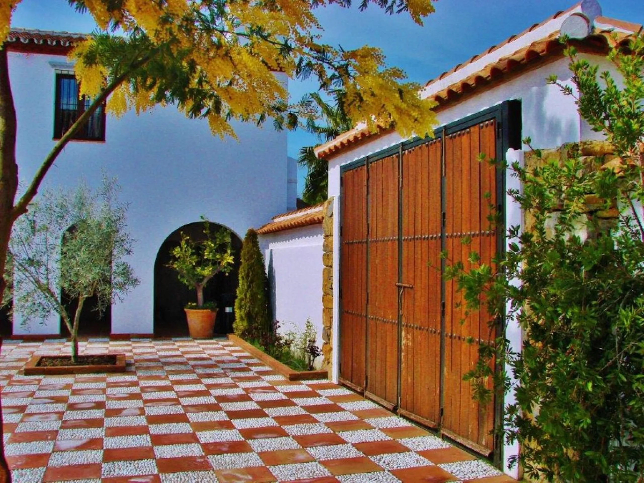 Discover the ultimate Andalusian retreat. A 4-star boutique estate offers a rare blend of historic charm and modern luxury, just 10 minutes from the iconic center of Ronda. This impeccably restored 7-bedroom Cortijo (traditional farmhouse) nestled in the 