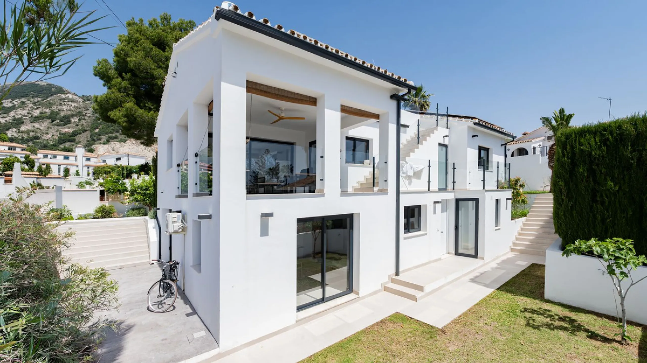 Detached villa set within an exclusive residential development, combining tranquillity, privacy and an unbeatable location.