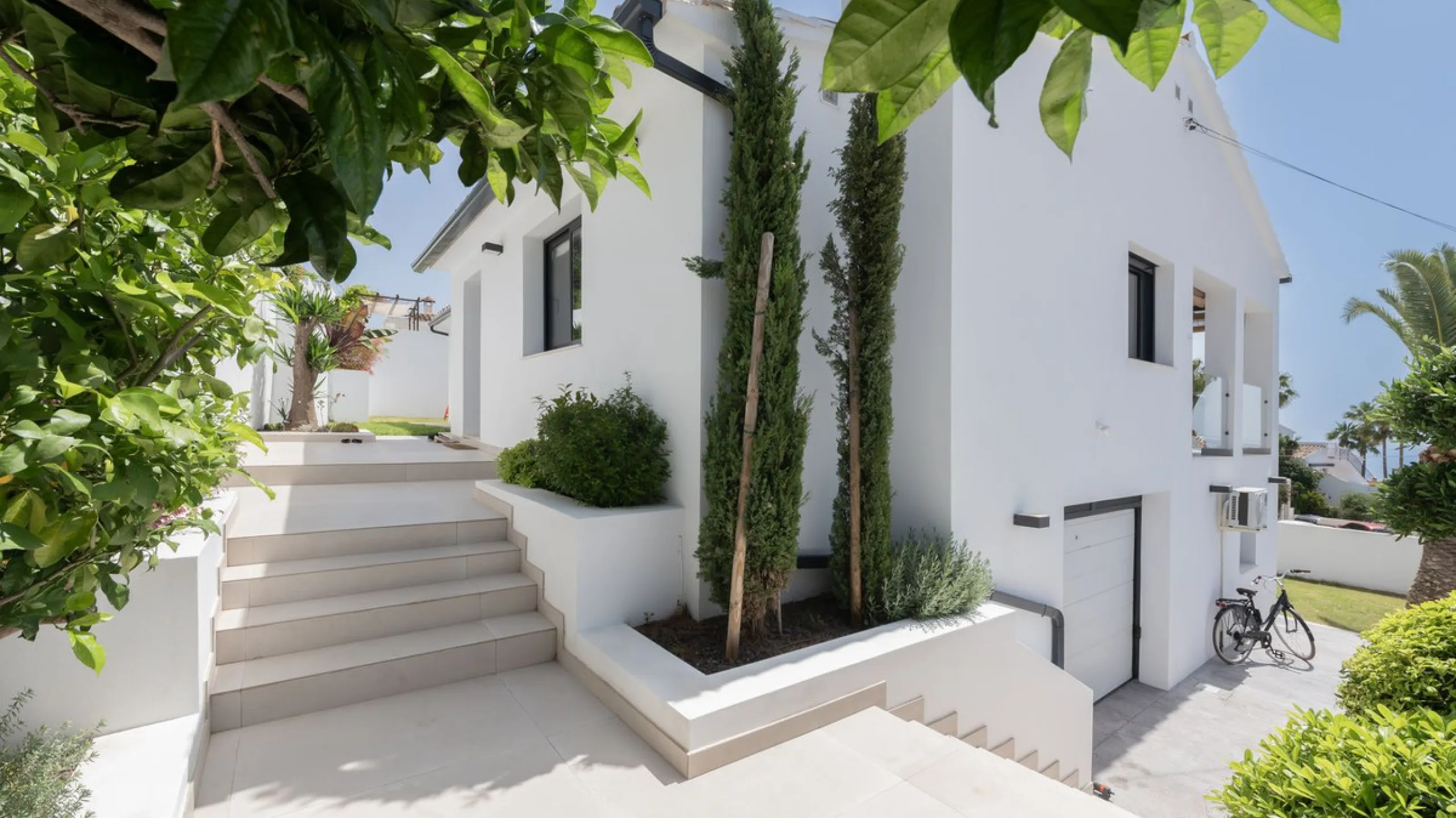 Detached villa set within an exclusive residential development, combining tranquillity, privacy and an unbeatable location.