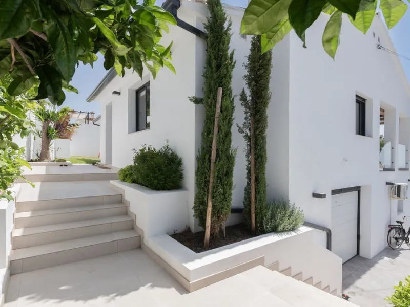 Detached villa set within an exclusive residential development, combining tranquillity, privacy and an unbeatable location.