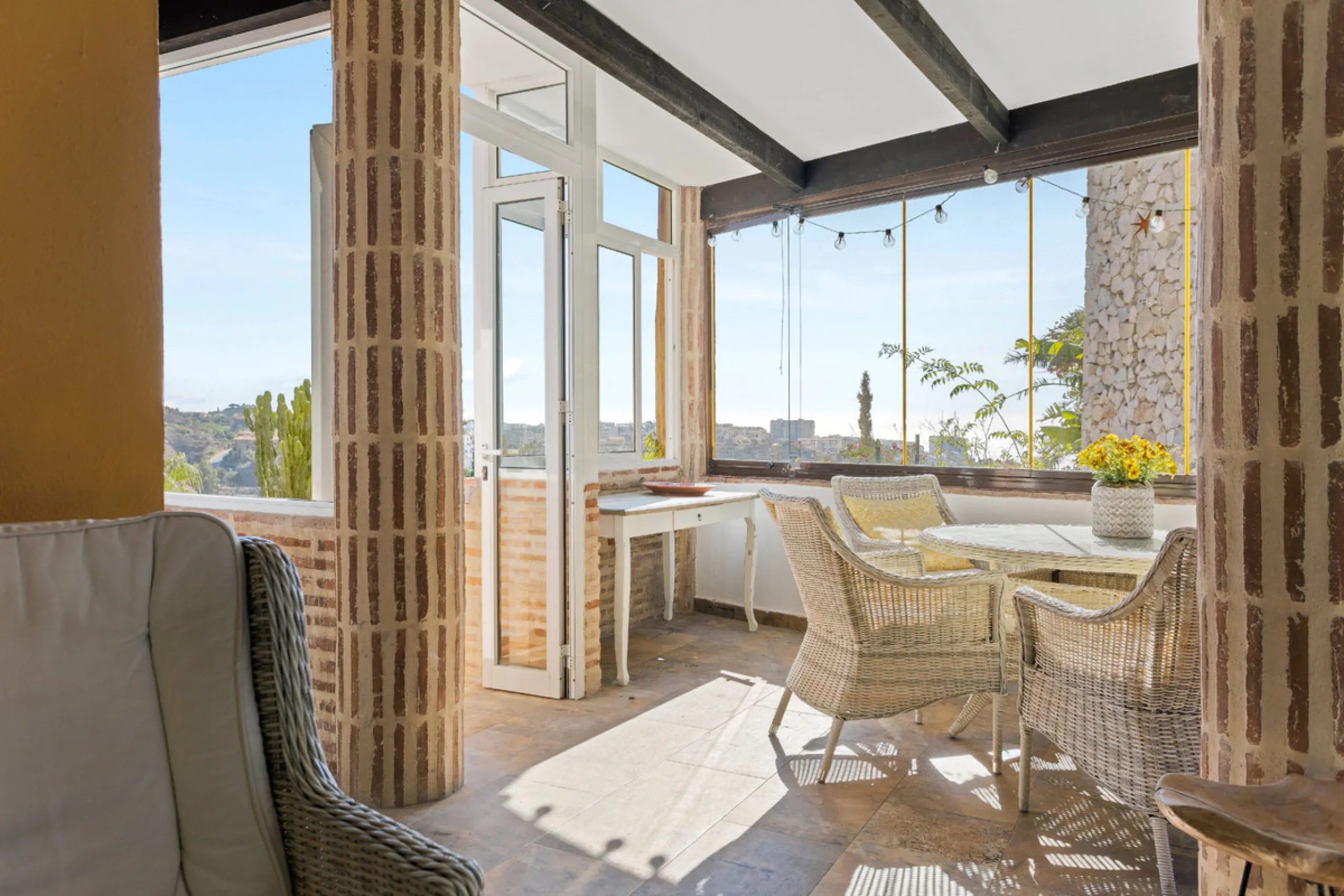 Welcome to this lovely, large villa in Torremuelle. The villa is located on a small hill with amazing views over the coastline and mountains of Benalmadena Costa. The location is just perfect, close to the sea and with excellent communication. You can rea