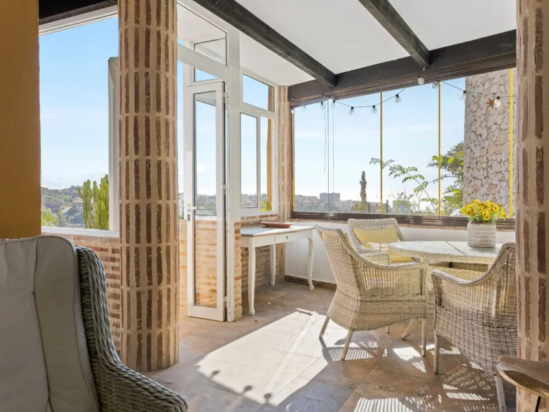 Welcome to this lovely, large villa in Torremuelle. The villa is located on a small hill with amazing views over the coastline and mountains of Benalmadena Costa. The location is just perfect, close to the sea and with excellent communication. You can rea
