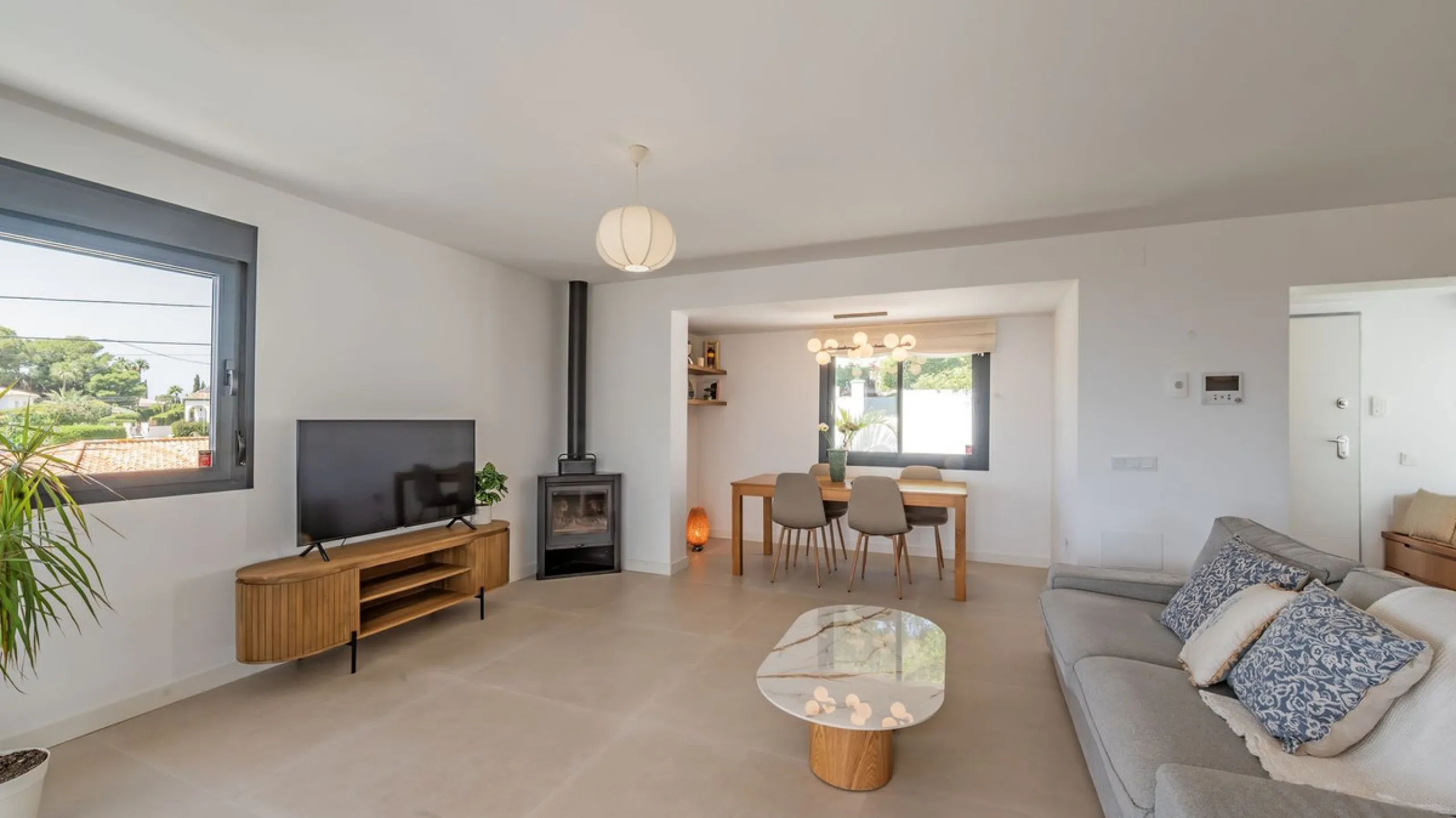 Detached villa set within an exclusive residential development, combining tranquillity, privacy and an unbeatable location.