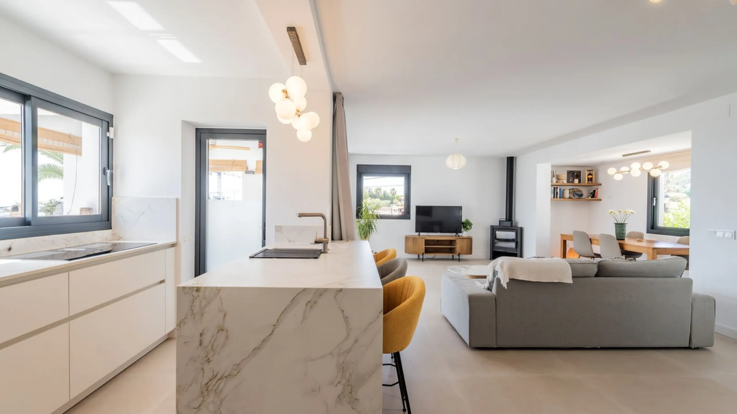 Detached villa set within an exclusive residential development, combining tranquillity, privacy and an unbeatable location.