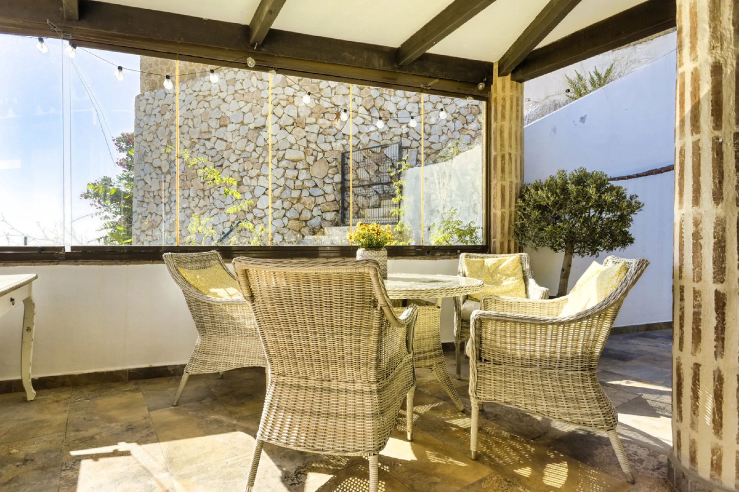 Welcome to this lovely, large villa in Torremuelle. The villa is located on a small hill with amazing views over the coastline and mountains of Benalmadena Costa. The location is just perfect, close to the sea and with excellent communication. You can rea