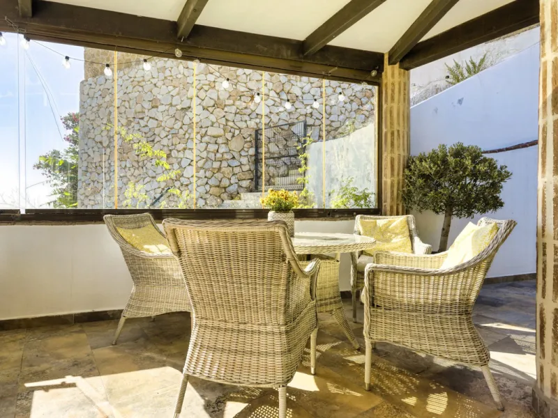 Welcome to this lovely, large villa in Torremuelle. The villa is located on a small hill with amazing views over the coastline and mountains of Benalmadena Costa. The location is just perfect, close to the sea and with excellent communication. You can rea