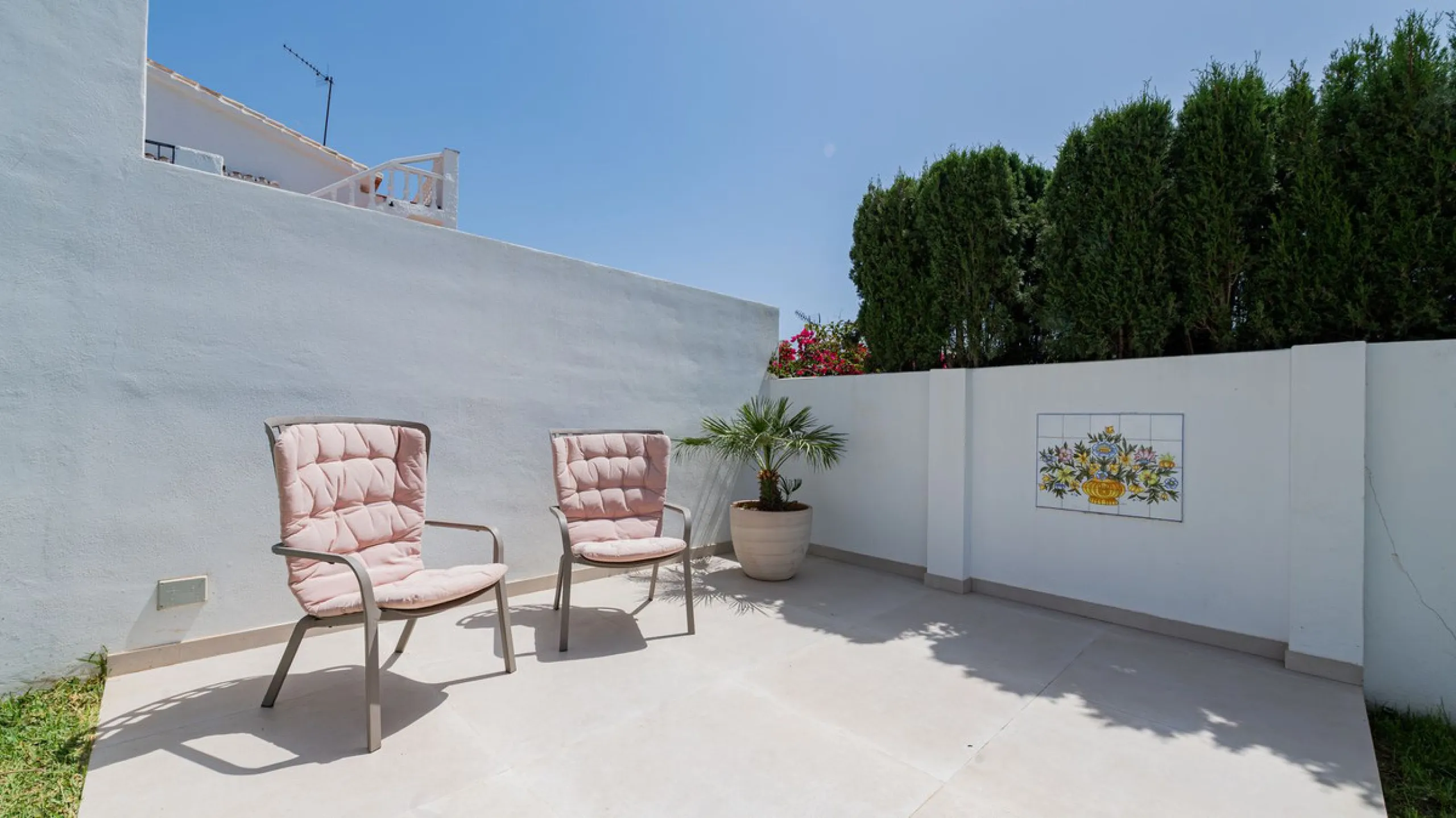 Detached villa set within an exclusive residential development, combining tranquillity, privacy and an unbeatable location.