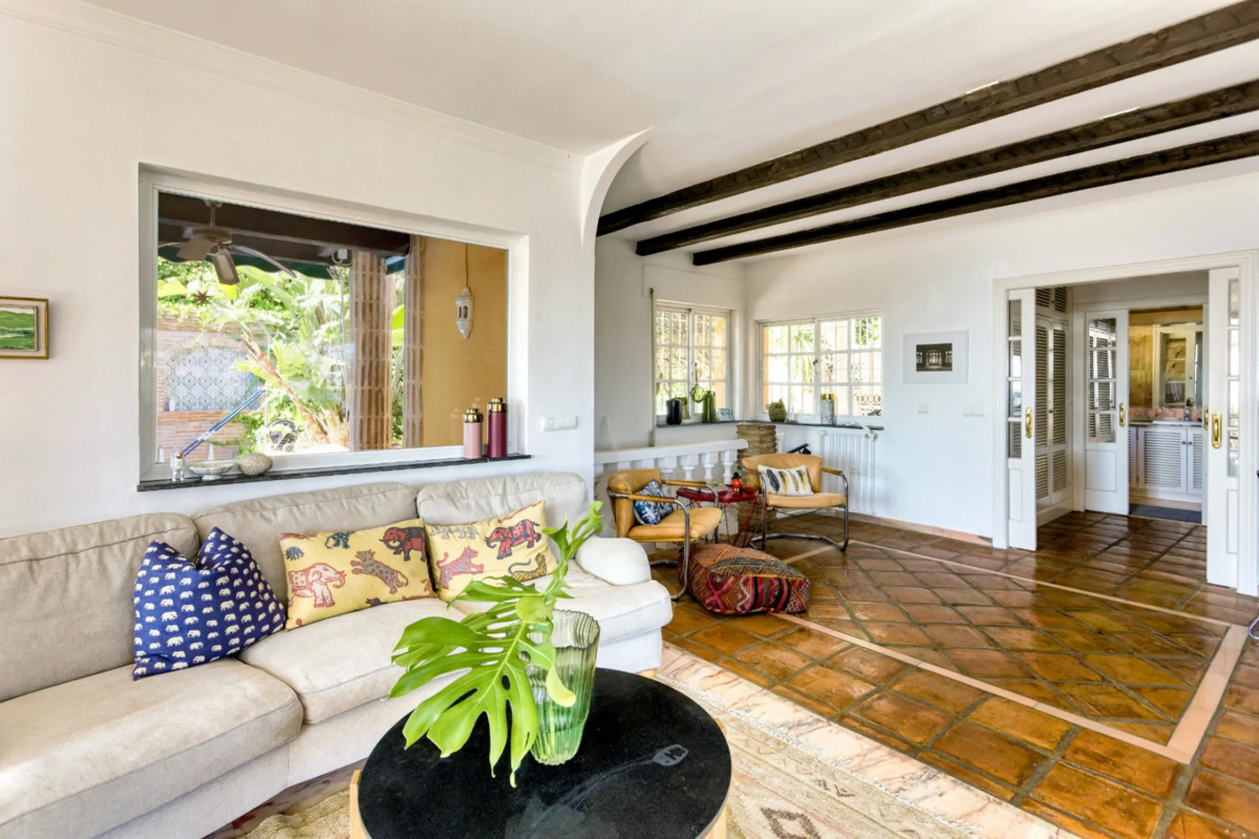 Welcome to this lovely, large villa in Torremuelle. The villa is located on a small hill with amazing views over the coastline and mountains of Benalmadena Costa. The location is just perfect, close to the sea and with excellent communication. You can rea