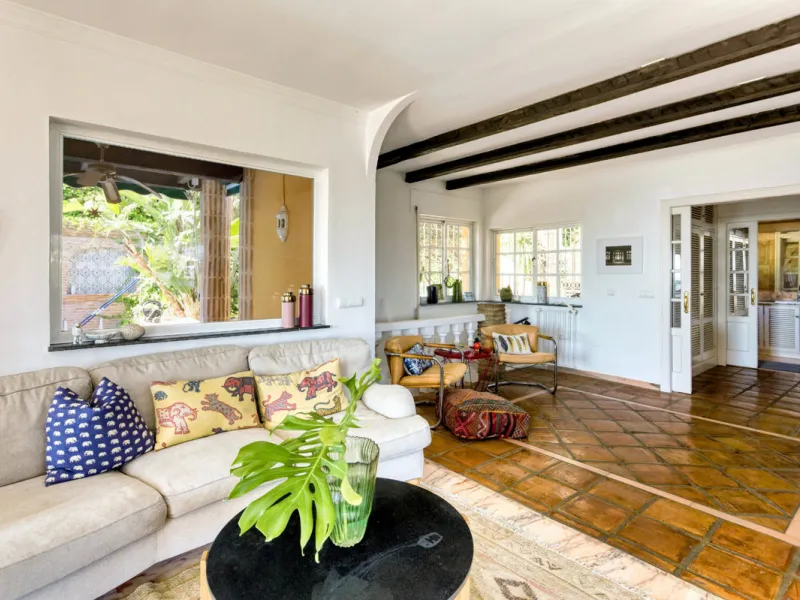 Welcome to this lovely, large villa in Torremuelle. The villa is located on a small hill with amazing views over the coastline and mountains of Benalmadena Costa. The location is just perfect, close to the sea and with excellent communication. You can rea