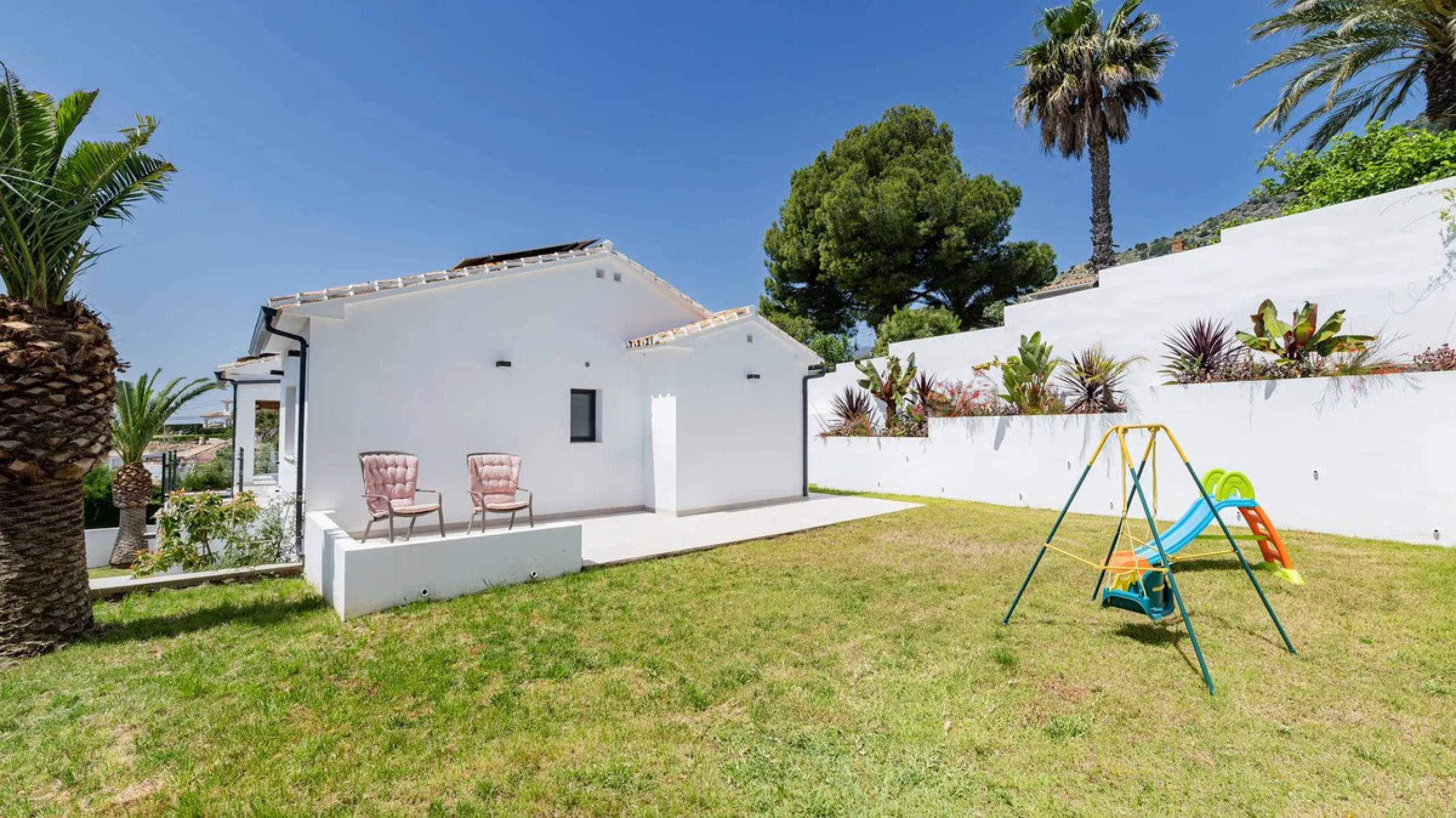Detached villa set within an exclusive residential development, combining tranquillity, privacy and an unbeatable location.