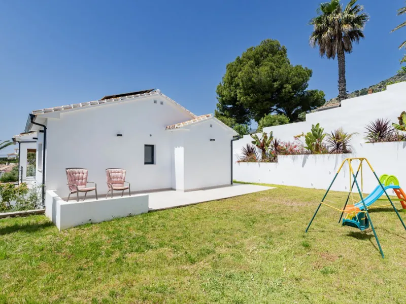 Detached villa set within an exclusive residential development, combining tranquillity, privacy and an unbeatable location.