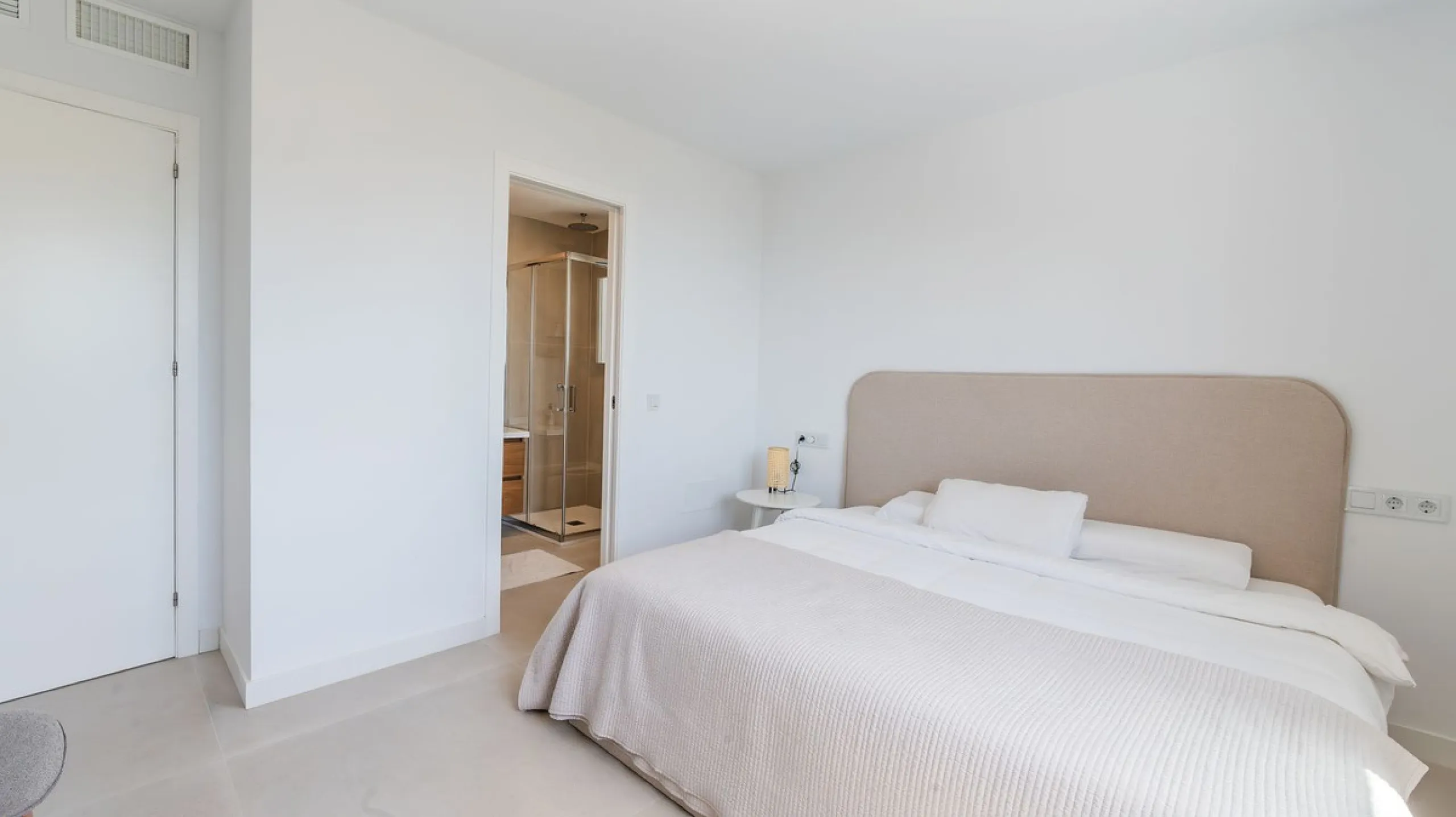 Detached villa set within an exclusive residential development, combining tranquillity, privacy and an unbeatable location.
