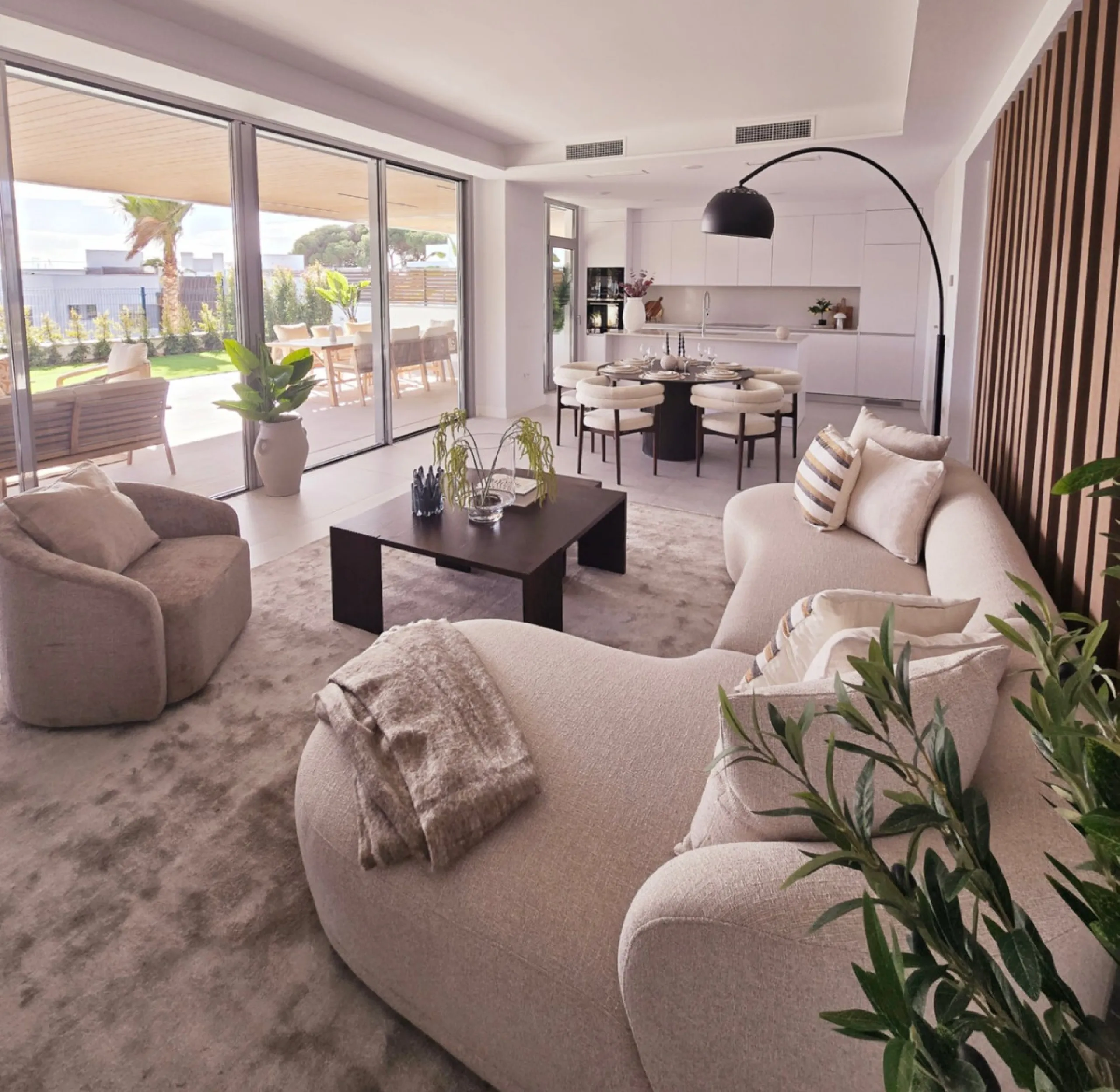 Luxury apartment located in the prestigious residential complex Santa Clara Homes, one of the most sought-after developments in Marbella. This exclusive duplex with private garden offers a unique combination of contemporary design, generous indoor and out