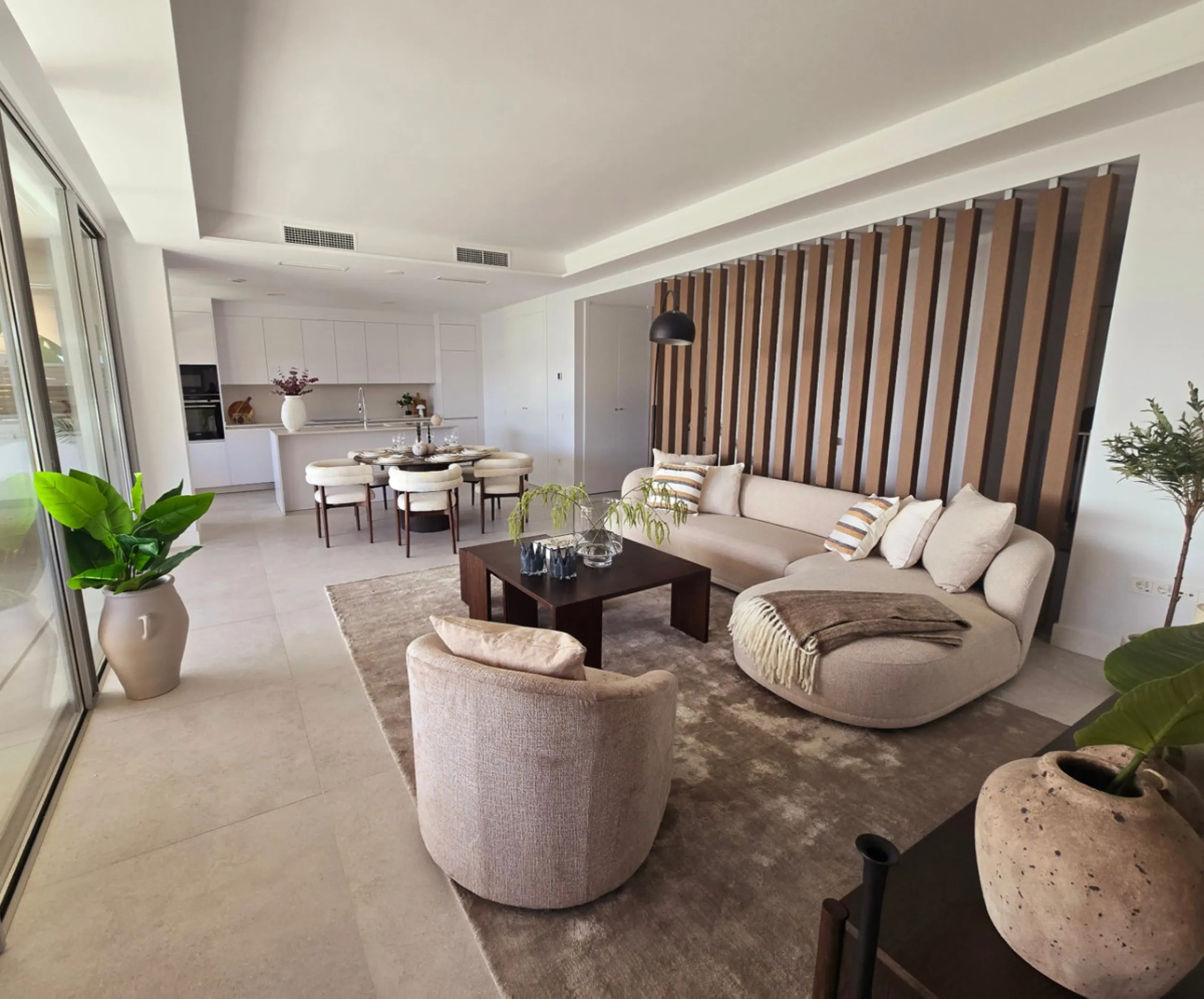 Luxury apartment located in the prestigious residential complex Santa Clara Homes, one of the most sought-after developments in Marbella. This exclusive duplex with private garden offers a unique combination of contemporary design, generous indoor and out