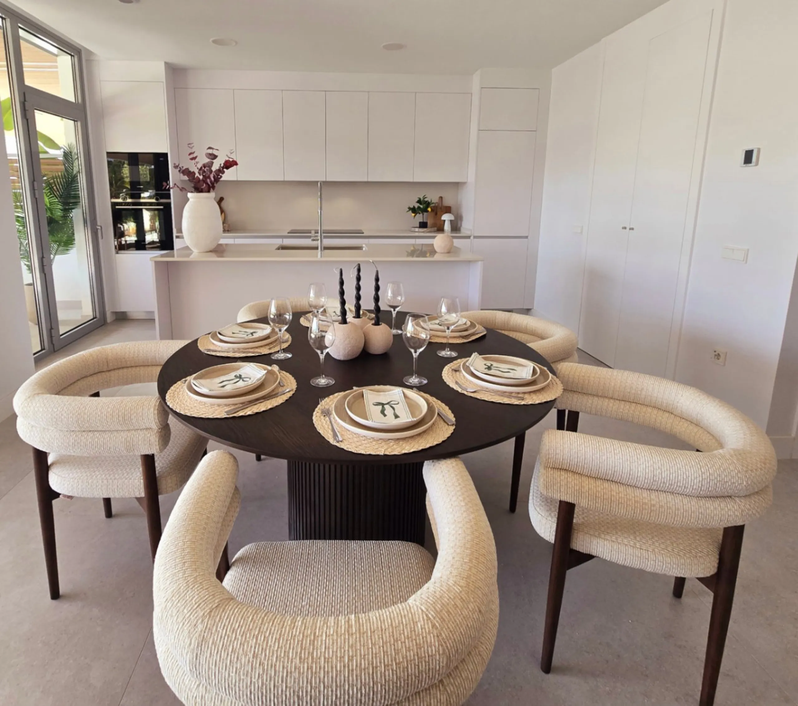 Luxury apartment located in the prestigious residential complex Santa Clara Homes, one of the most sought-after developments in Marbella. This exclusive duplex with private garden offers a unique combination of contemporary design, generous indoor and out