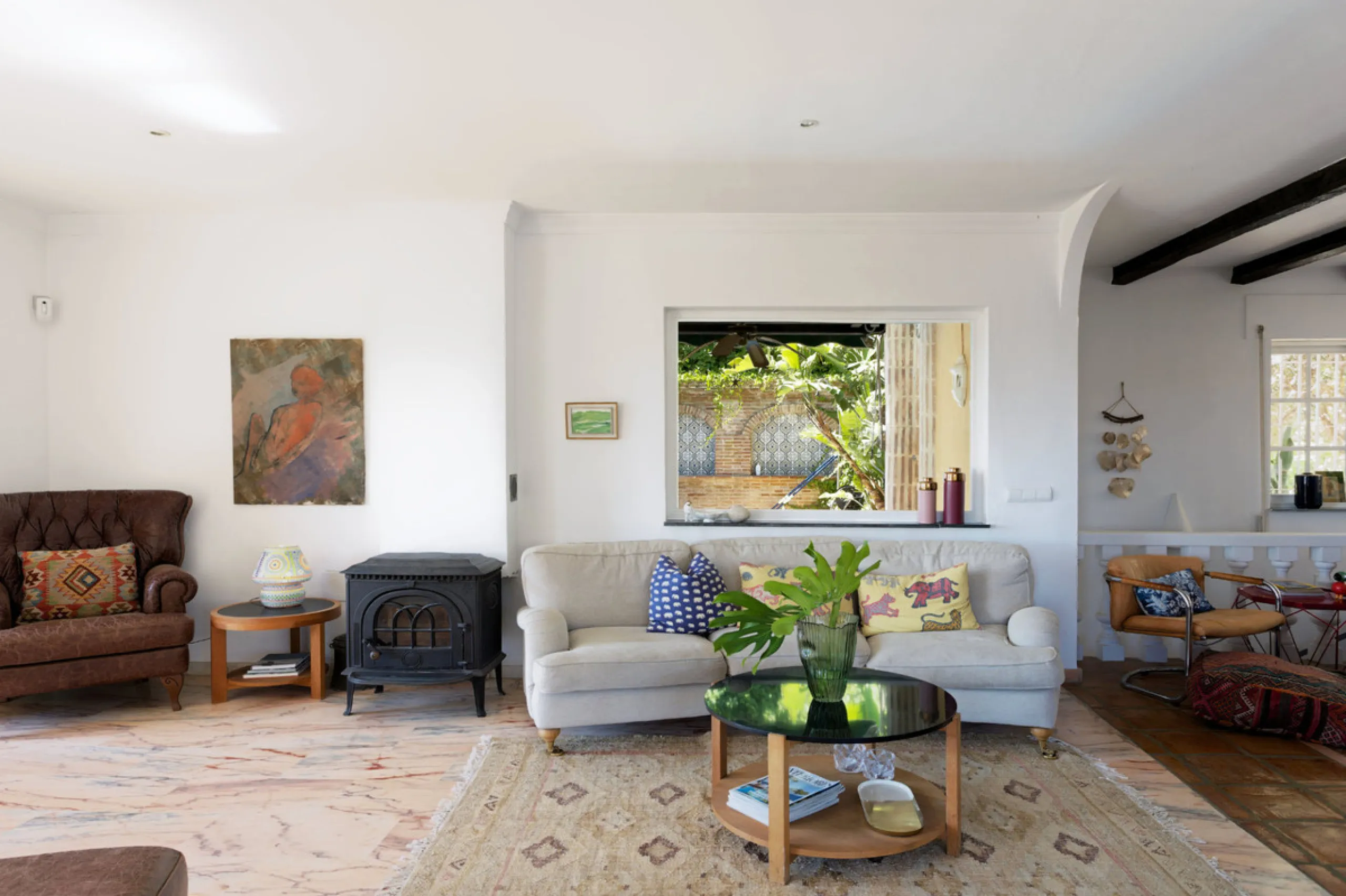 Welcome to this lovely, large villa in Torremuelle. The villa is located on a small hill with amazing views over the coastline and mountains of Benalmadena Costa. The location is just perfect, close to the sea and with excellent communication. You can rea