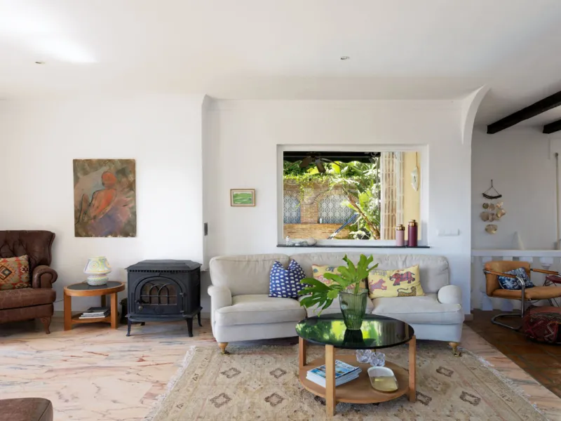 Welcome to this lovely, large villa in Torremuelle. The villa is located on a small hill with amazing views over the coastline and mountains of Benalmadena Costa. The location is just perfect, close to the sea and with excellent communication. You can rea