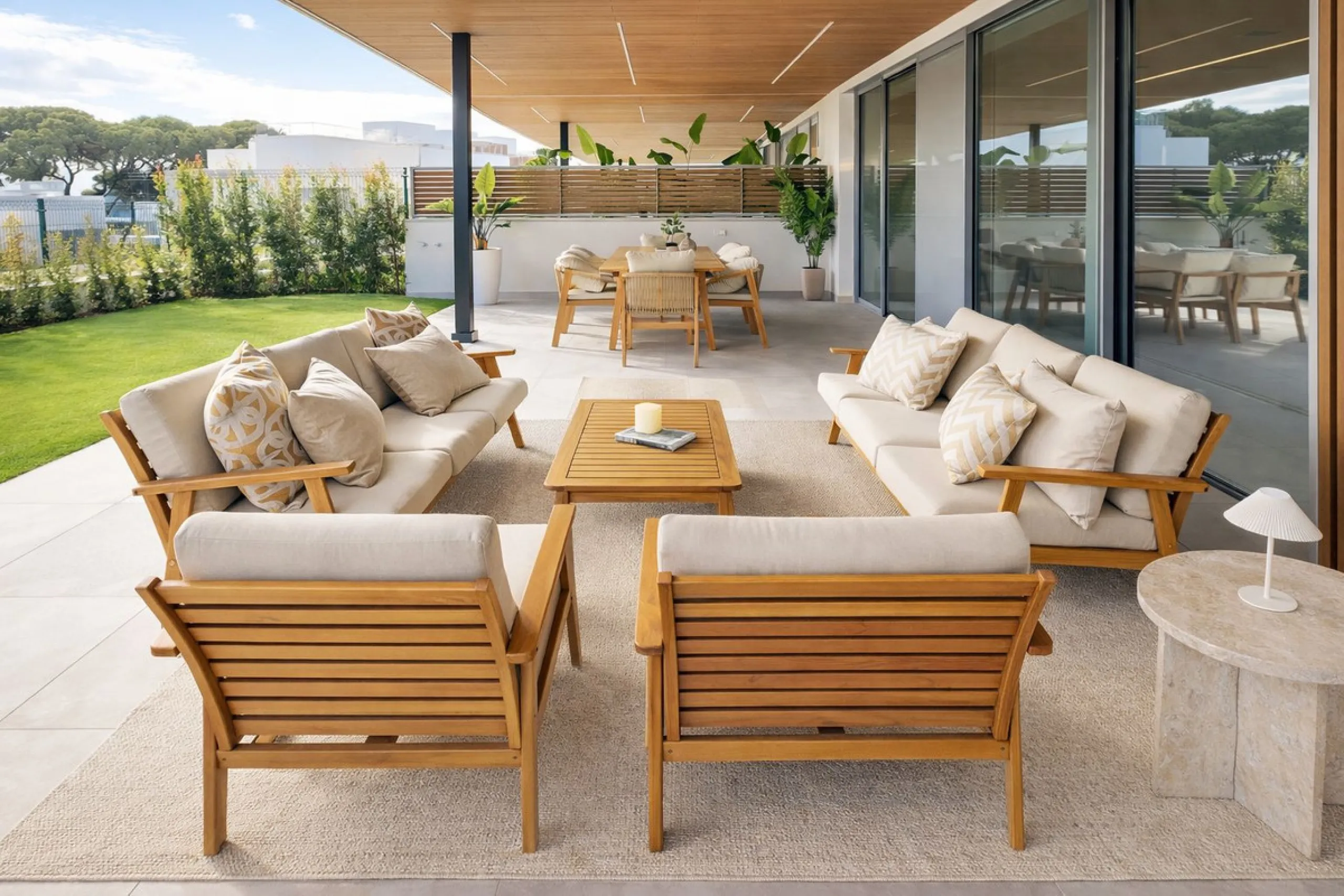 Luxury apartment located in the prestigious residential complex Santa Clara Homes, one of the most sought-after developments in Marbella. This exclusive duplex with private garden offers a unique combination of contemporary design, generous indoor and out