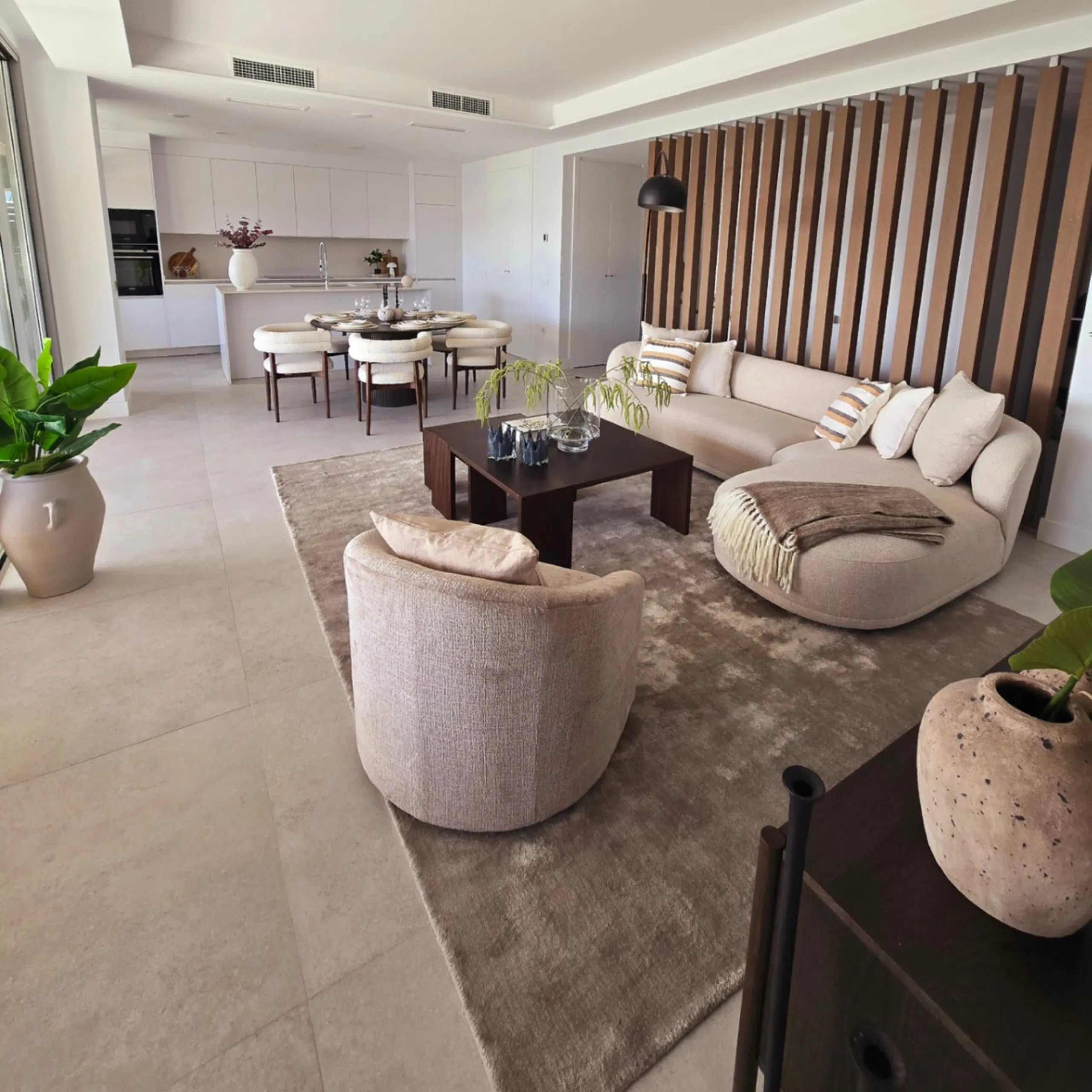 Luxury apartment located in the prestigious residential complex Santa Clara Homes, one of the most sought-after developments in Marbella. This exclusive duplex with private garden offers a unique combination of contemporary design, generous indoor and out