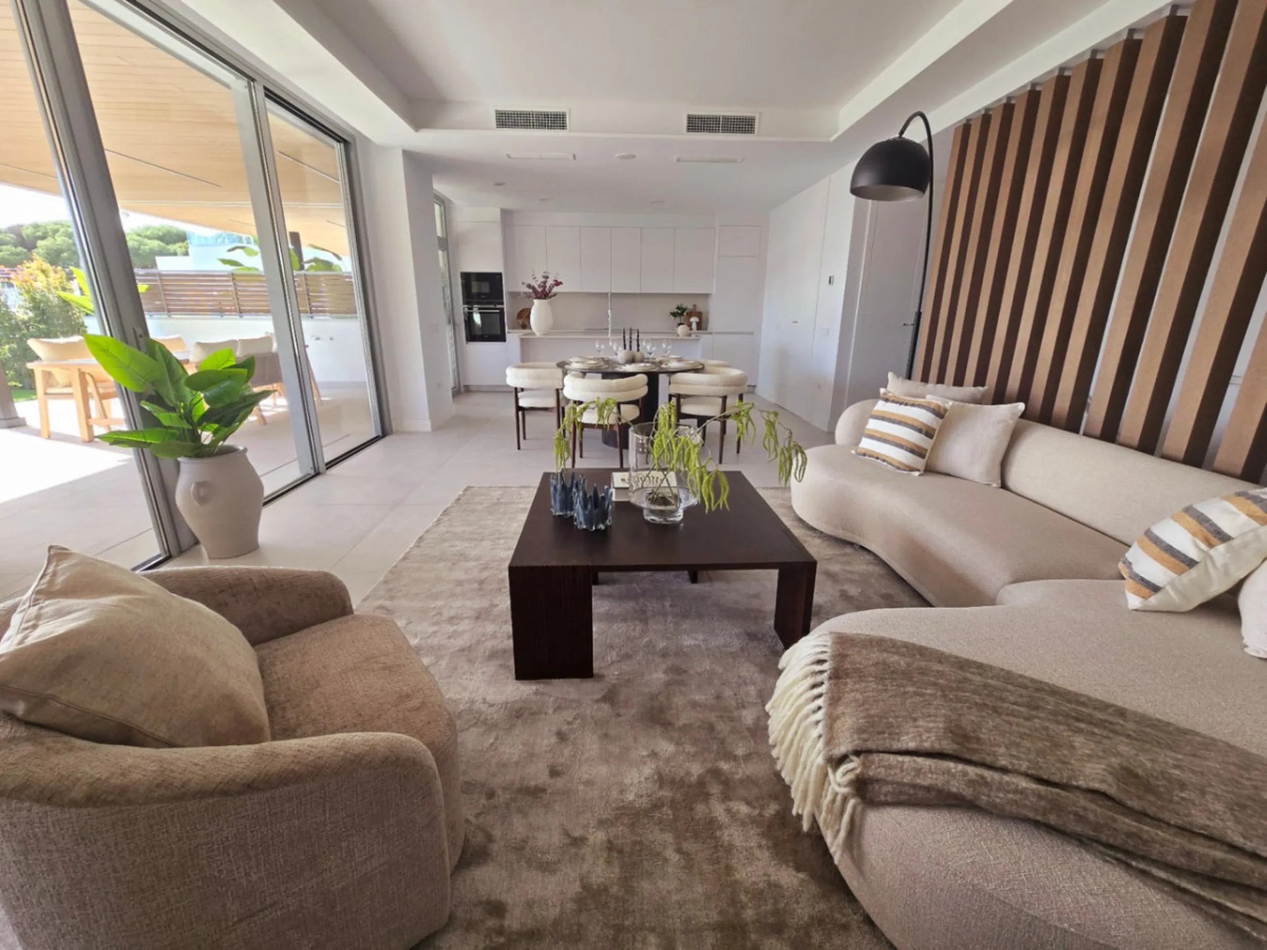 Luxury apartment located in the prestigious residential complex Santa Clara Homes, one of the most sought-after developments in Marbella. This exclusive duplex with private garden offers a unique combination of contemporary design, generous indoor and out