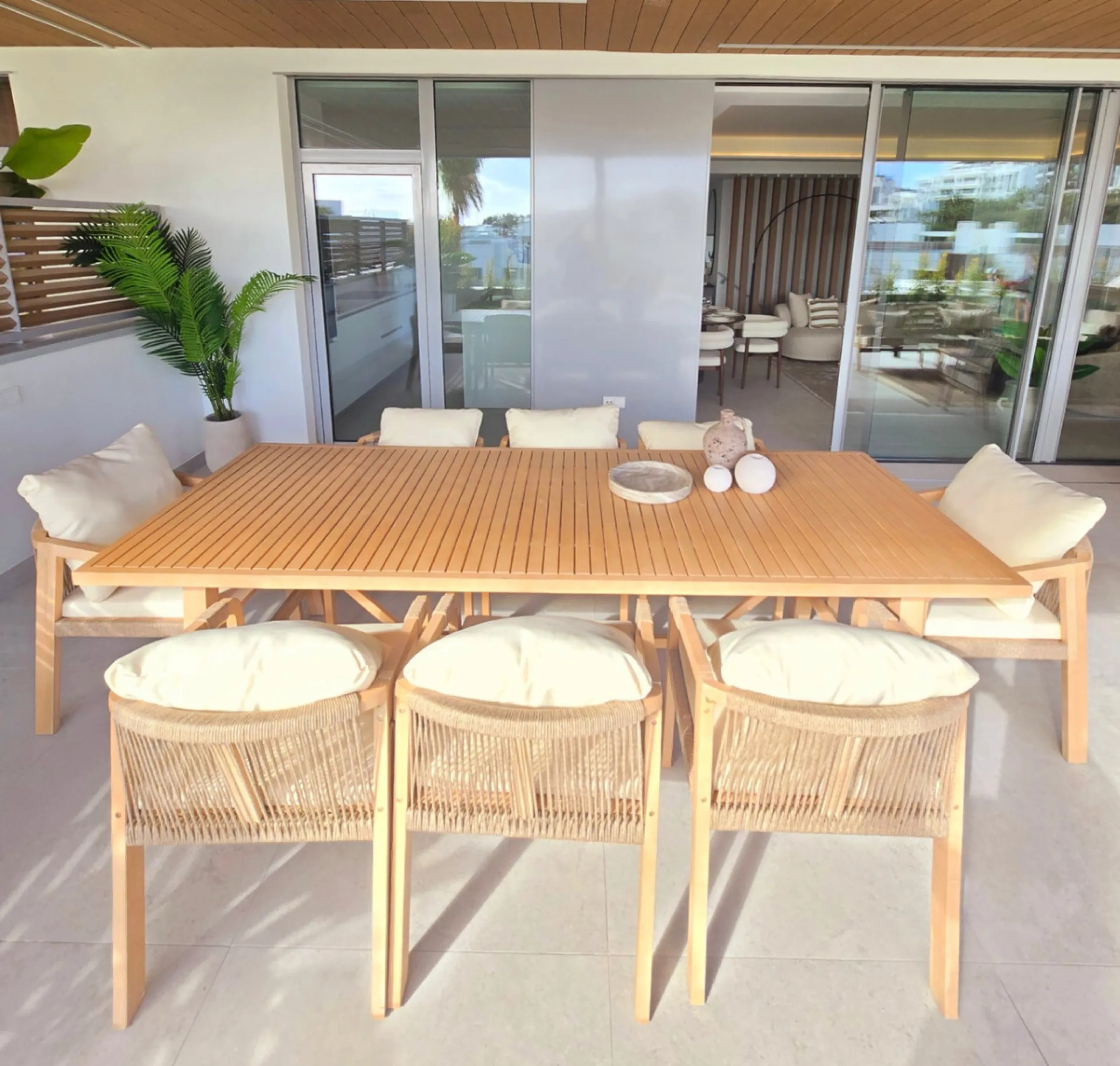 Luxury apartment located in the prestigious residential complex Santa Clara Homes, one of the most sought-after developments in Marbella. This exclusive duplex with private garden offers a unique combination of contemporary design, generous indoor and out