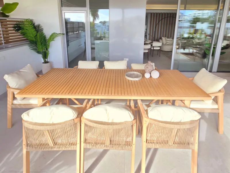 Luxury apartment located in the prestigious residential complex Santa Clara Homes, one of the most sought-after developments in Marbella. This exclusive duplex with private garden offers a unique combination of contemporary design, generous indoor and out