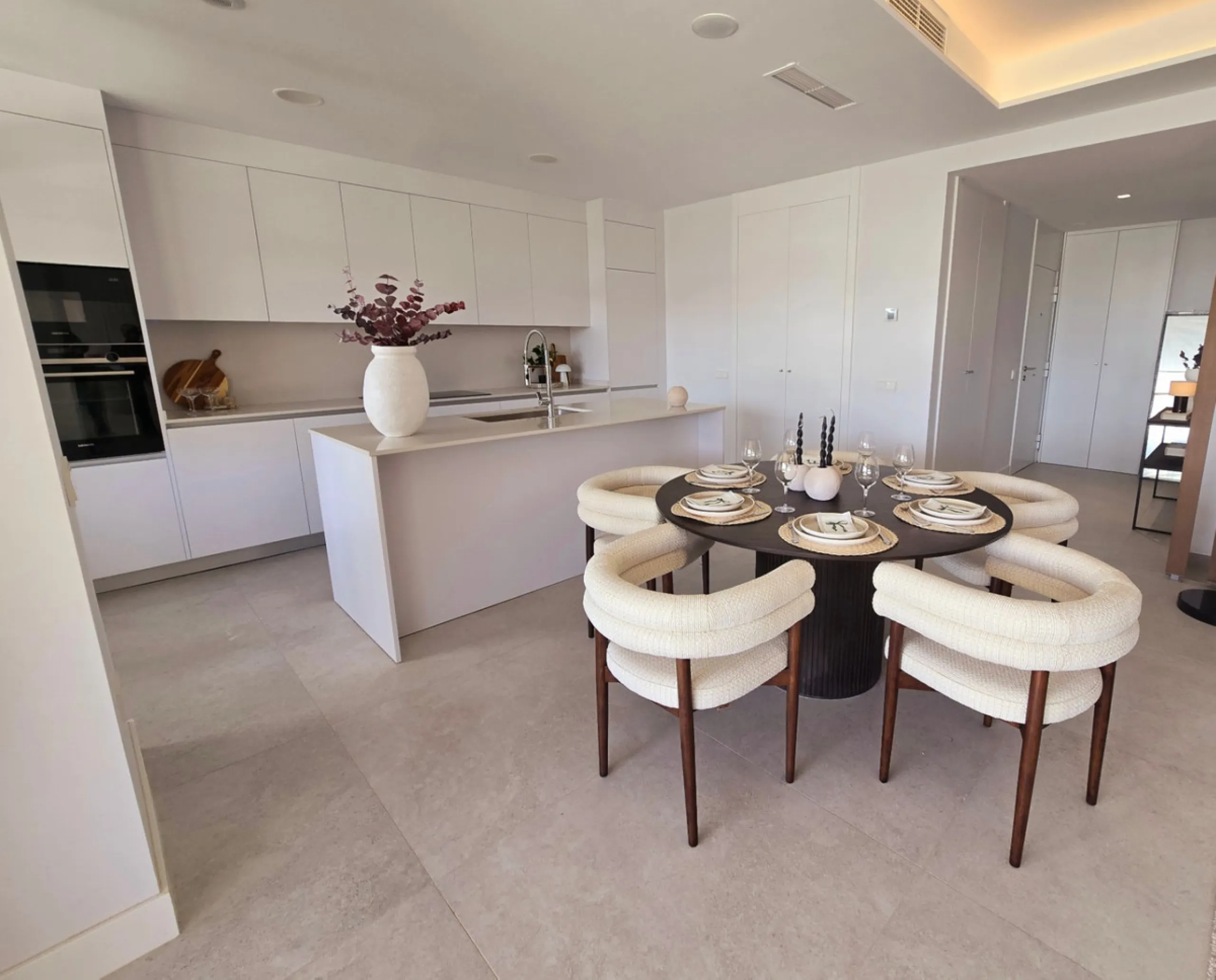 Luxury apartment located in the prestigious residential complex Santa Clara Homes, one of the most sought-after developments in Marbella. This exclusive duplex with private garden offers a unique combination of contemporary design, generous indoor and out