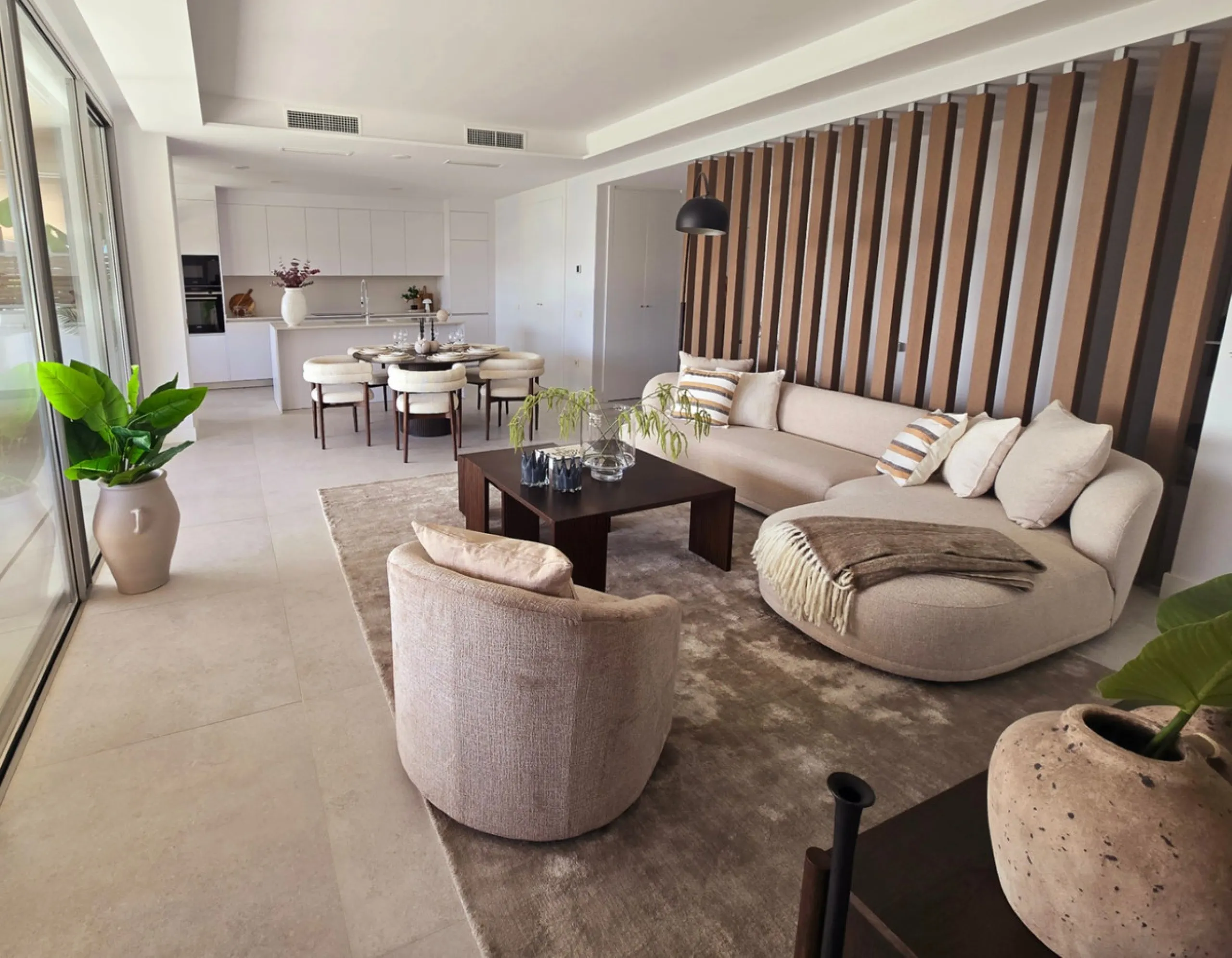 Luxury apartment located in the prestigious residential complex Santa Clara Homes, one of the most sought-after developments in Marbella. This exclusive duplex with private garden offers a unique combination of contemporary design, generous indoor and out