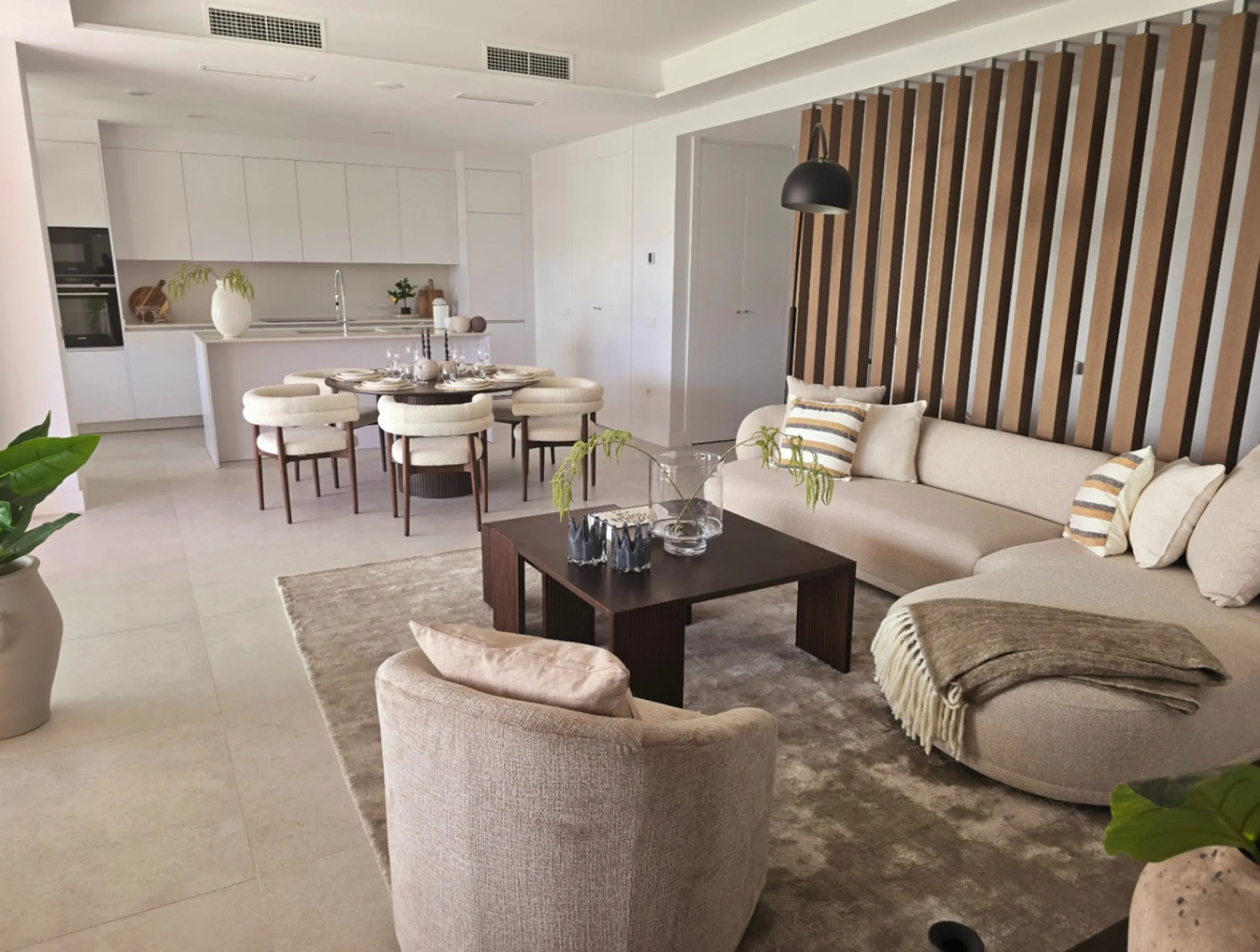 Luxury apartment located in the prestigious residential complex Santa Clara Homes, one of the most sought-after developments in Marbella. This exclusive duplex with private garden offers a unique combination of contemporary design, generous indoor and out