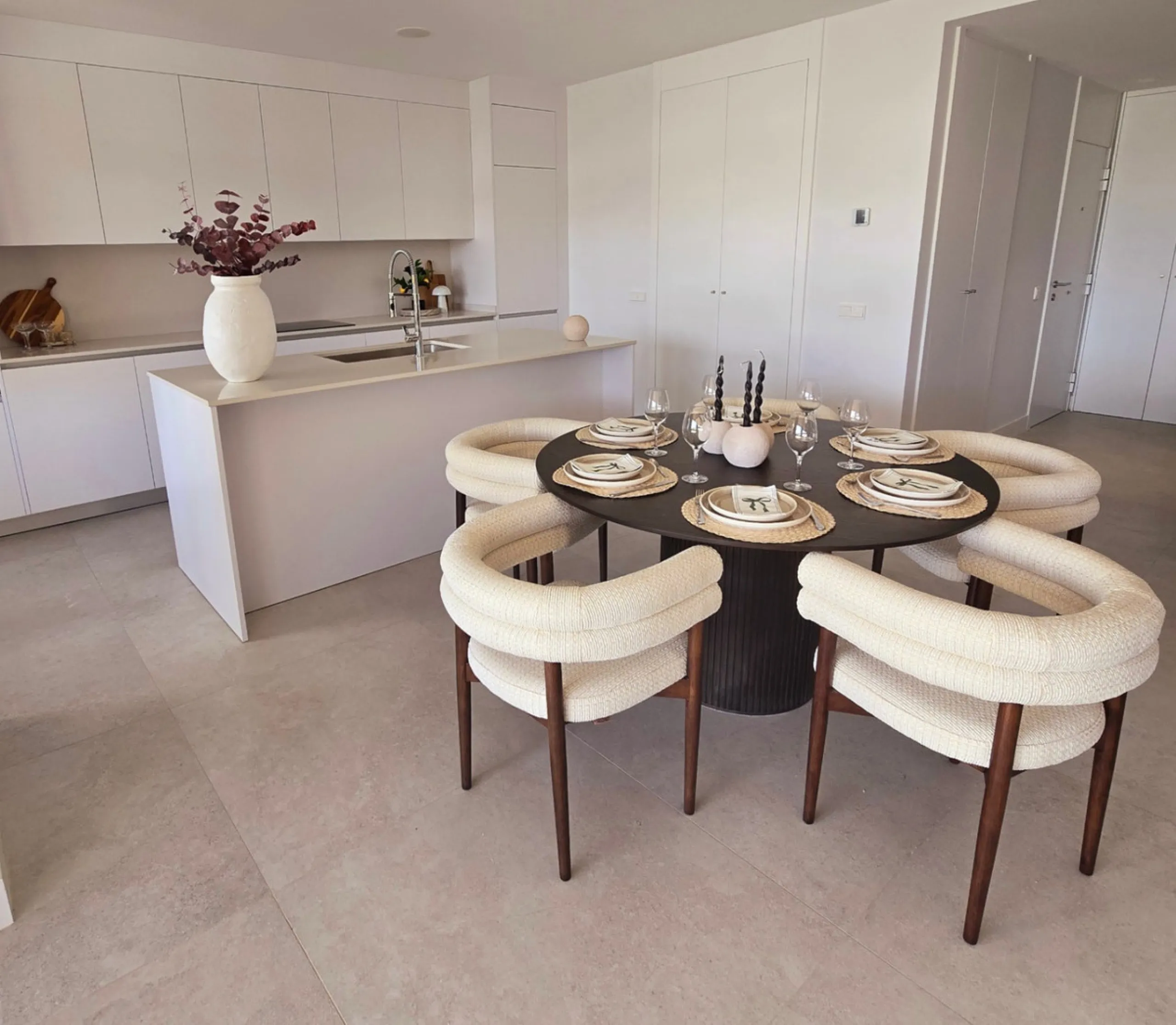 Luxury apartment located in the prestigious residential complex Santa Clara Homes, one of the most sought-after developments in Marbella. This exclusive duplex with private garden offers a unique combination of contemporary design, generous indoor and out