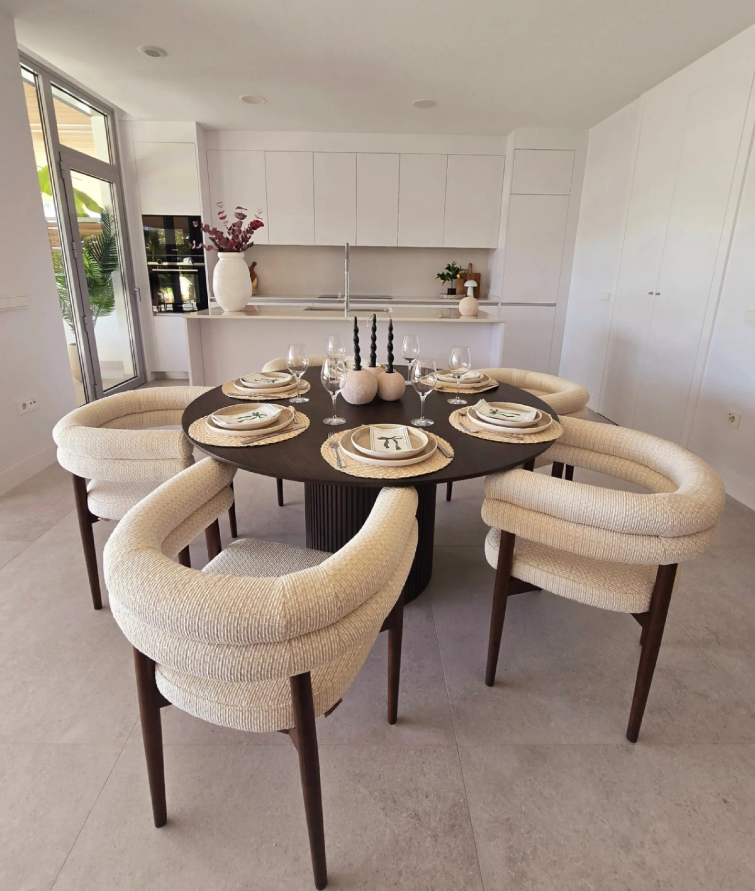 Luxury apartment located in the prestigious residential complex Santa Clara Homes, one of the most sought-after developments in Marbella. This exclusive duplex with private garden offers a unique combination of contemporary design, generous indoor and out