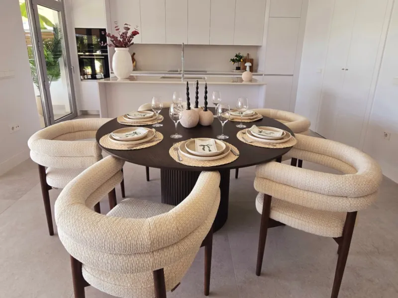 Luxury apartment located in the prestigious residential complex Santa Clara Homes, one of the most sought-after developments in Marbella. This exclusive duplex with private garden offers a unique combination of contemporary design, generous indoor and out