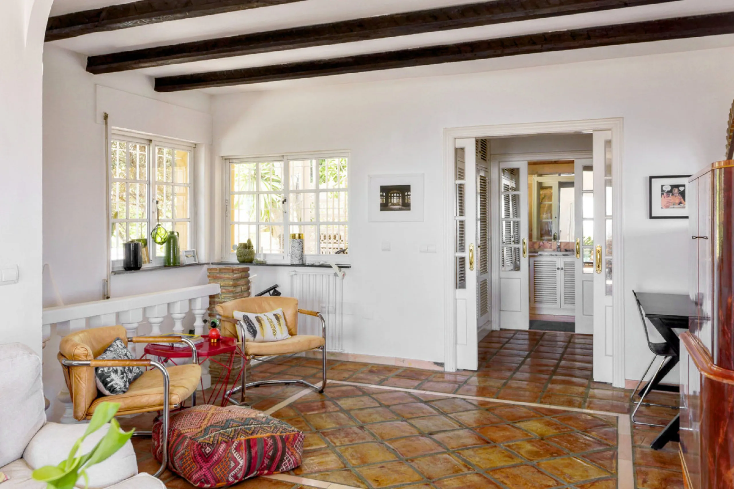 Welcome to this lovely, large villa in Torremuelle. The villa is located on a small hill with amazing views over the coastline and mountains of Benalmadena Costa. The location is just perfect, close to the sea and with excellent communication. You can rea